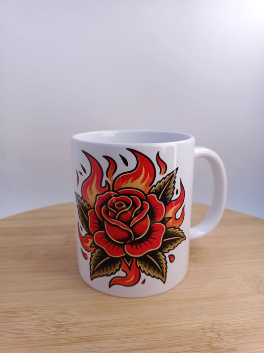 Taza personalizada con rosa ardiente estilo old school, ilustración de tatuaje clásico perfecta para regalar.
