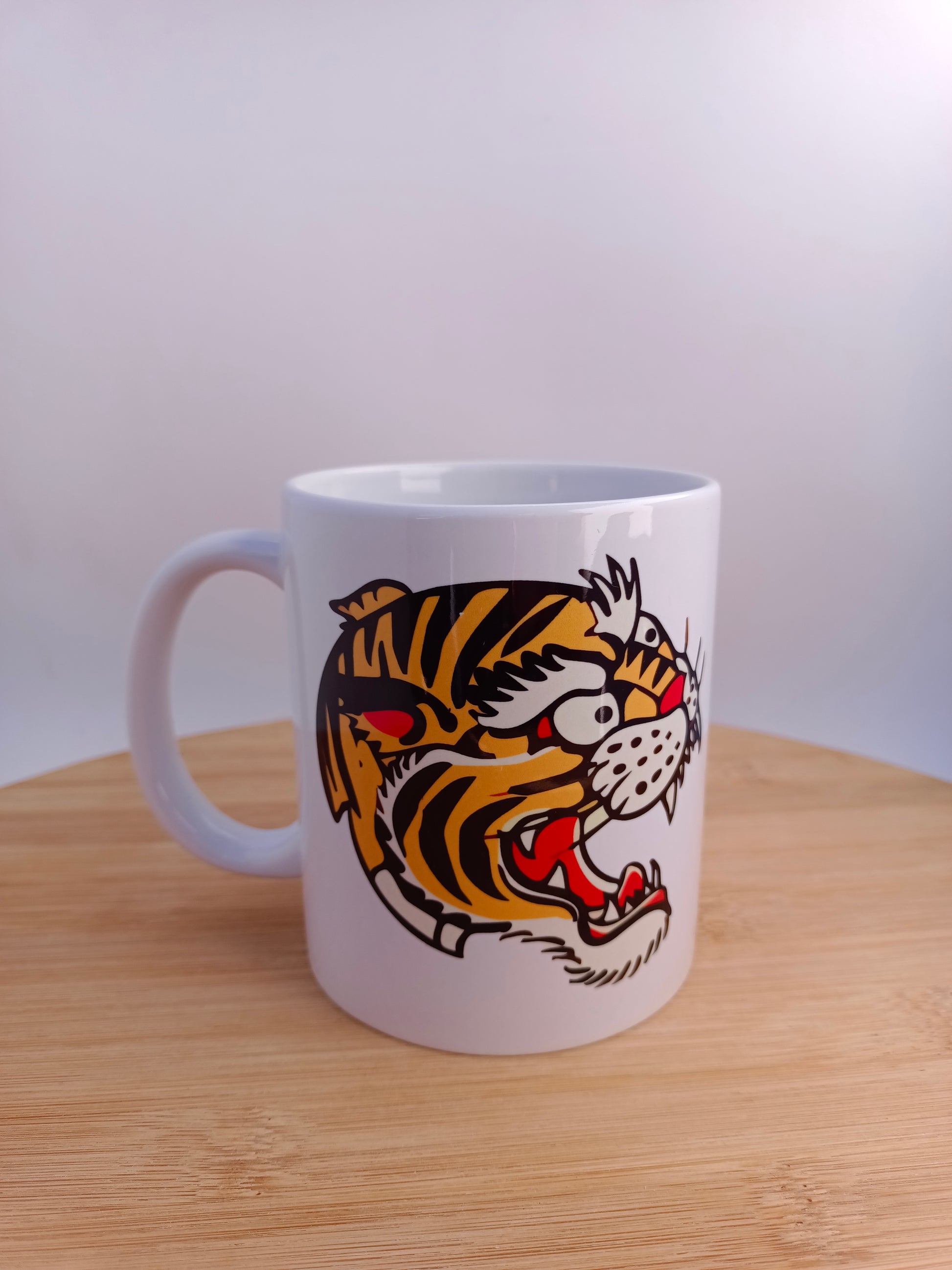 Taza con ilustración de tigre clásico old school, perfecta para fans del tatuaje de la vieja escuela.
