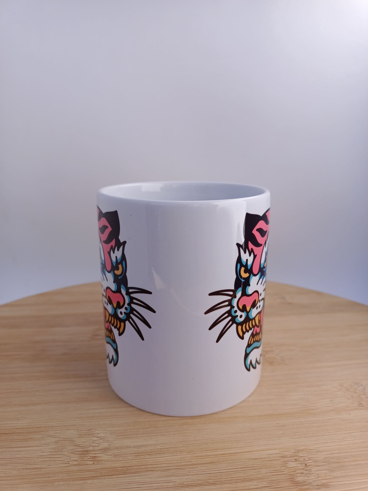 Taza personalizada con tigre rosa estilo old school, con diseño tradicional.