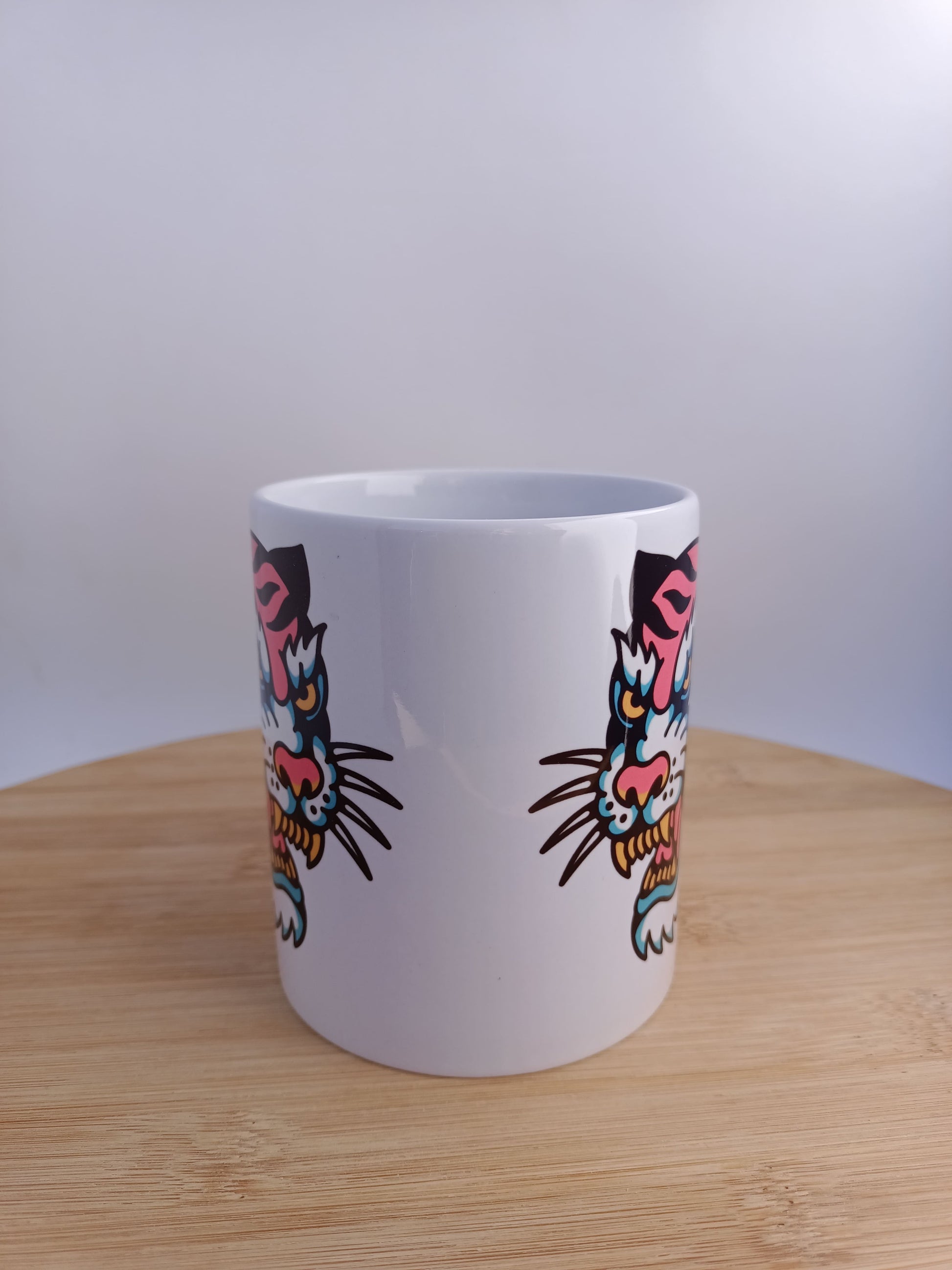 Taza personalizada con tigre rosa estilo old school, con diseño tradicional.