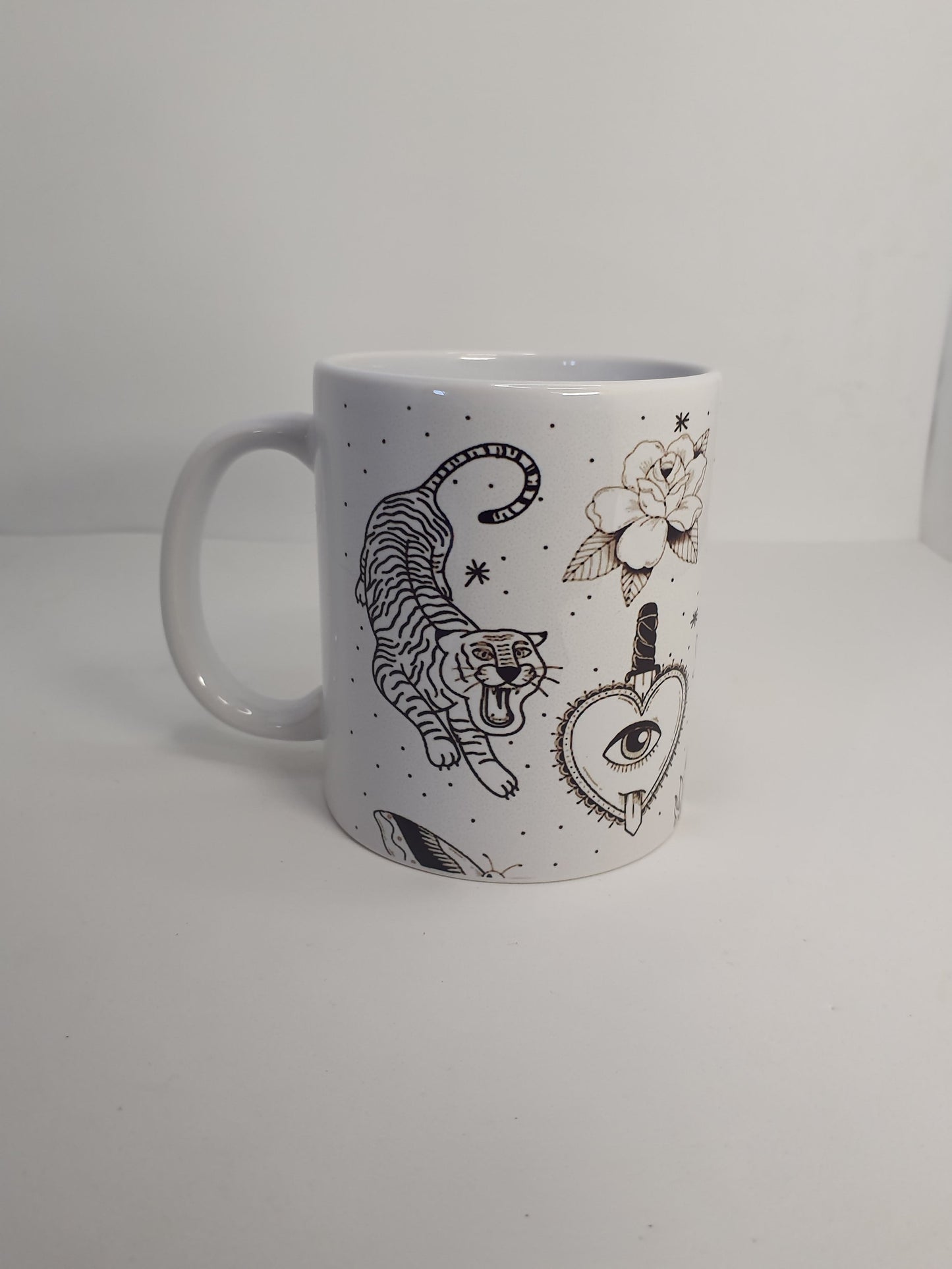 Taza Old School con pequeñas ilustraciones, estilo atemporal en Blanco & Negro 