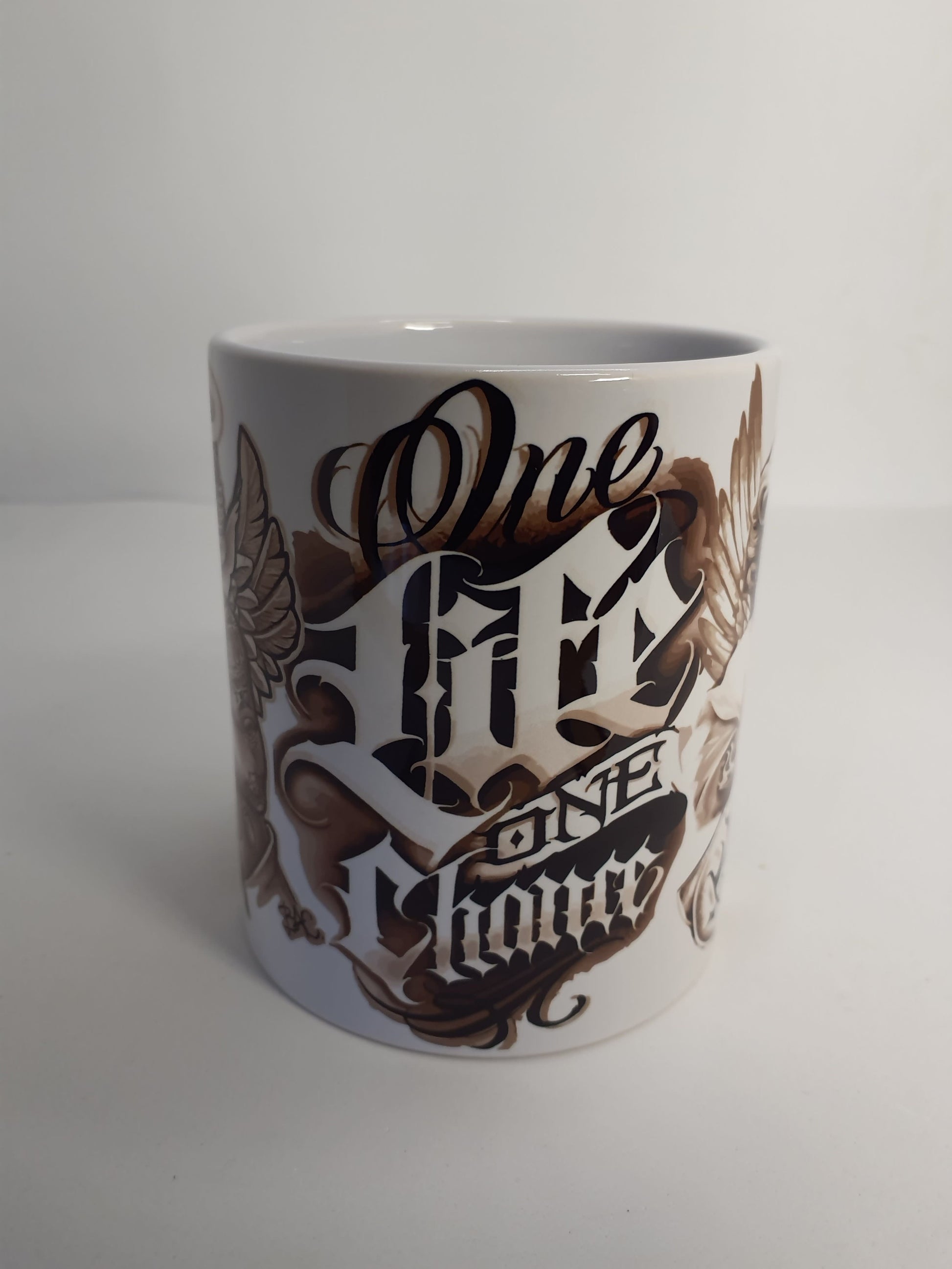 Taza con diseño chicano "Tattoo One Life One Chance" Lettering - nomadasublime