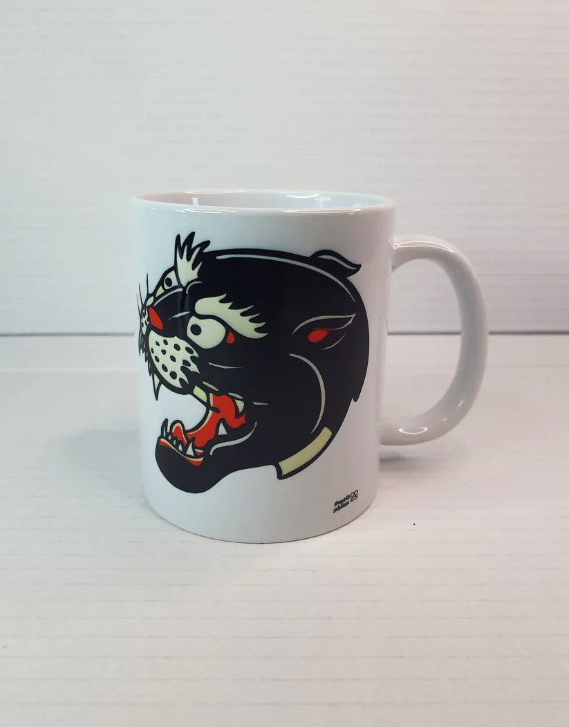 Taza de cerámica blanca con diseño de pantera negra en estilo tradicional vintage, perfecta para amantes del tattoo.