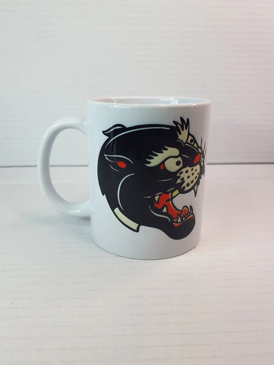 Taza de cerámica con ilustración de pantera estilo tatuaje old school, ideal para café, té, o la bebida que mas te guste.