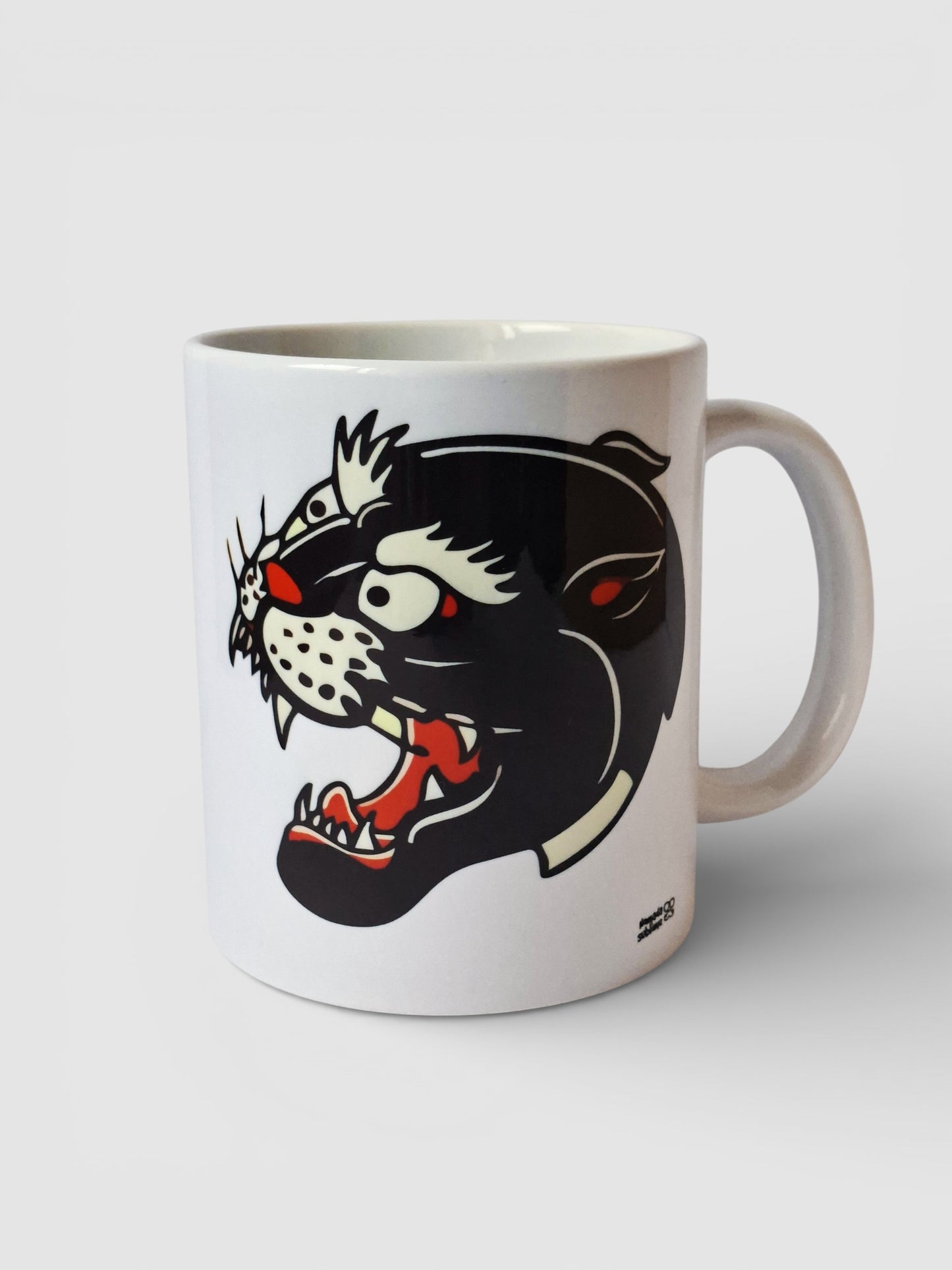 Taza de cerámica con diseño de pantera negra en estilo tradicional americano, perfecta para amantes del tattoo.
