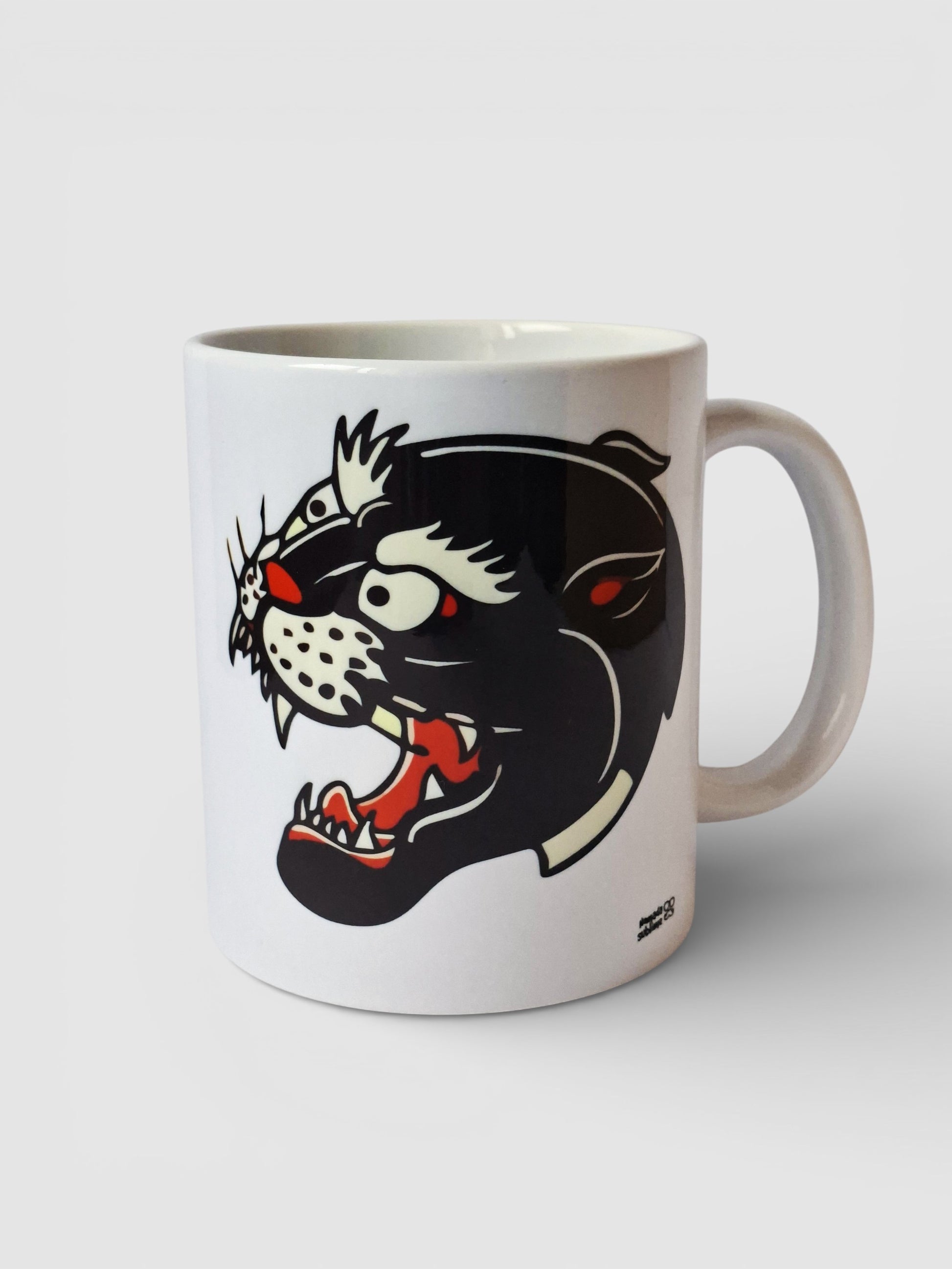 Taza de cerámica con diseño de pantera negra en estilo tradicional americano, perfecta para amantes del tattoo.