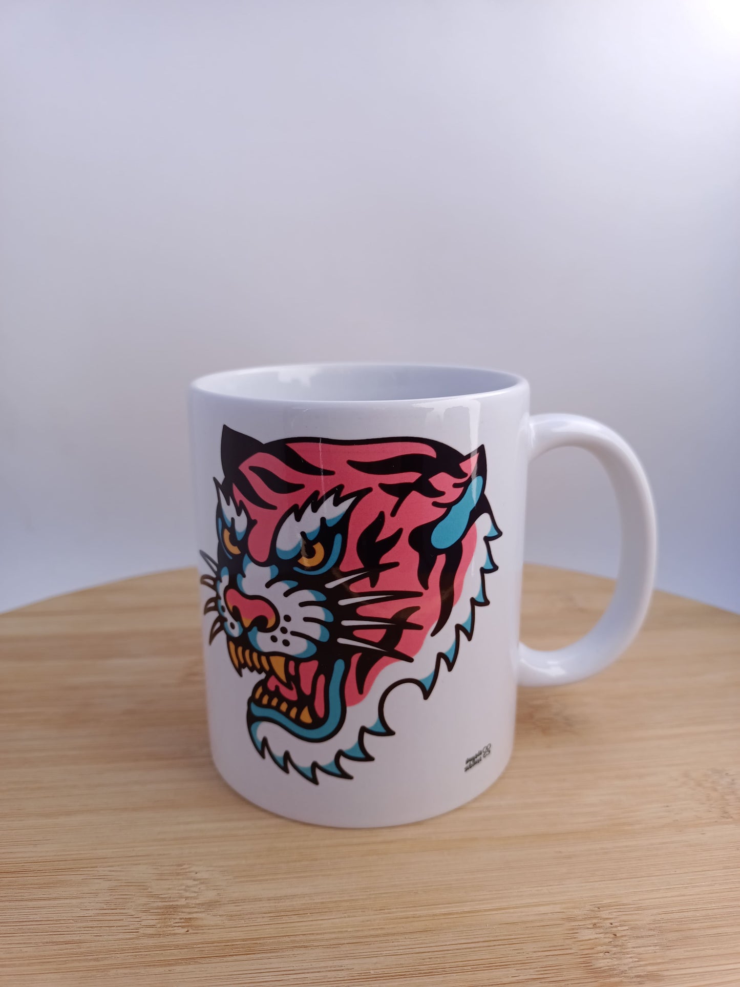 Taza con diseño de tigre rosa estilo tattoo old school, ilustración vintage para amantes del arte tradicional.