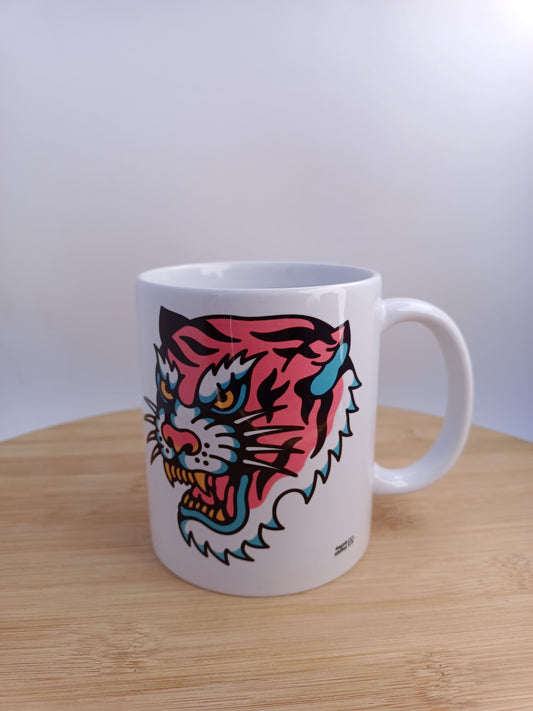 Taza con diseño de tigre rosa estilo tattoo old school, ilustración vintage para amantes del arte tradicional.