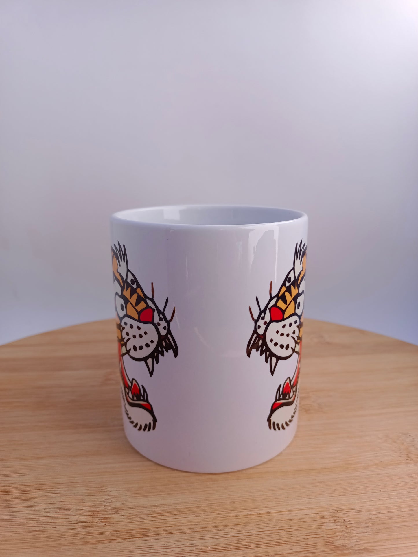 Taza con tigre tradicional estilo old school, ilustración clásica de tatuaje vintage en cerámica.