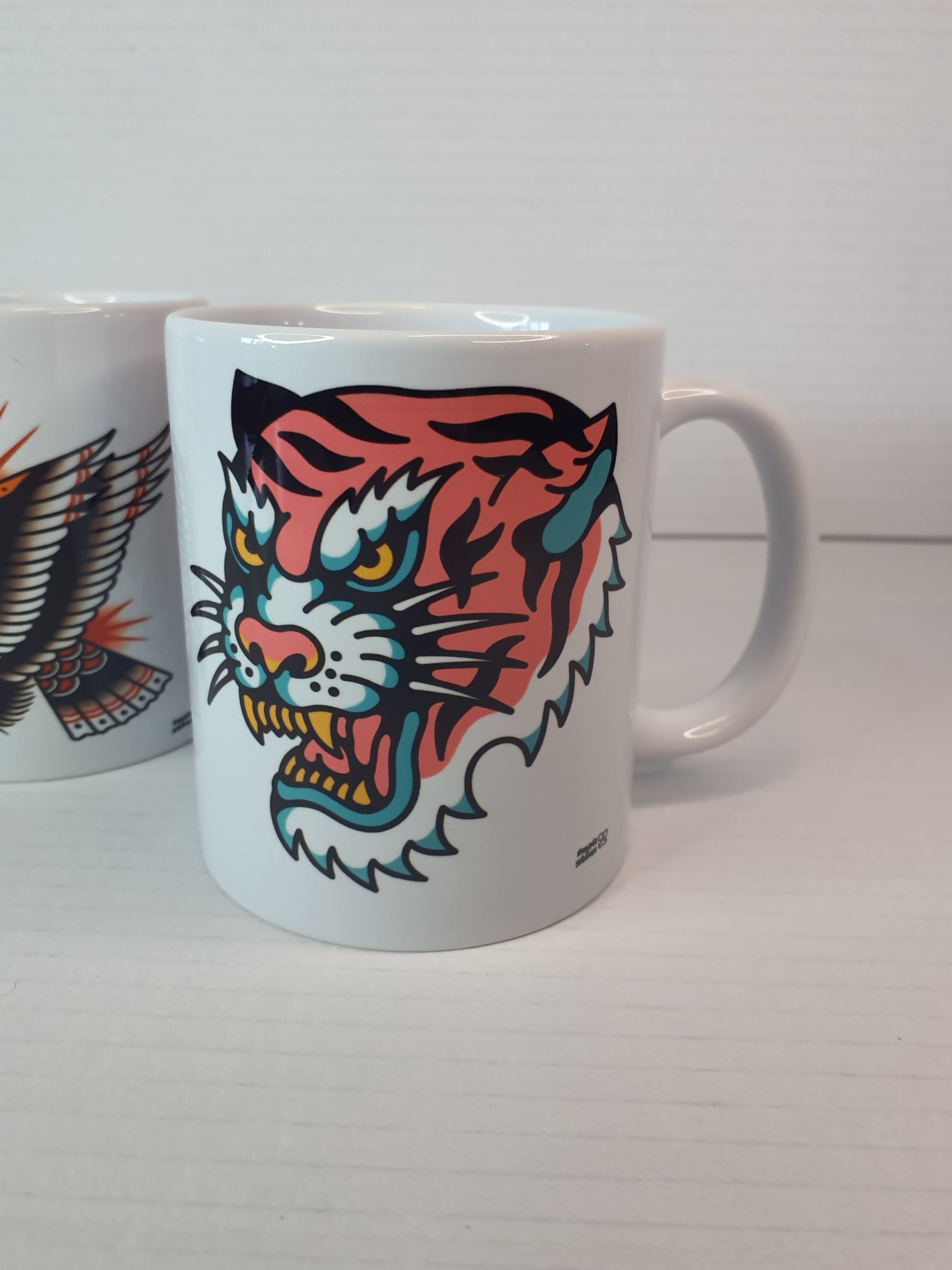 Taza con diseño tigre (rosa) tattoo tradicional.