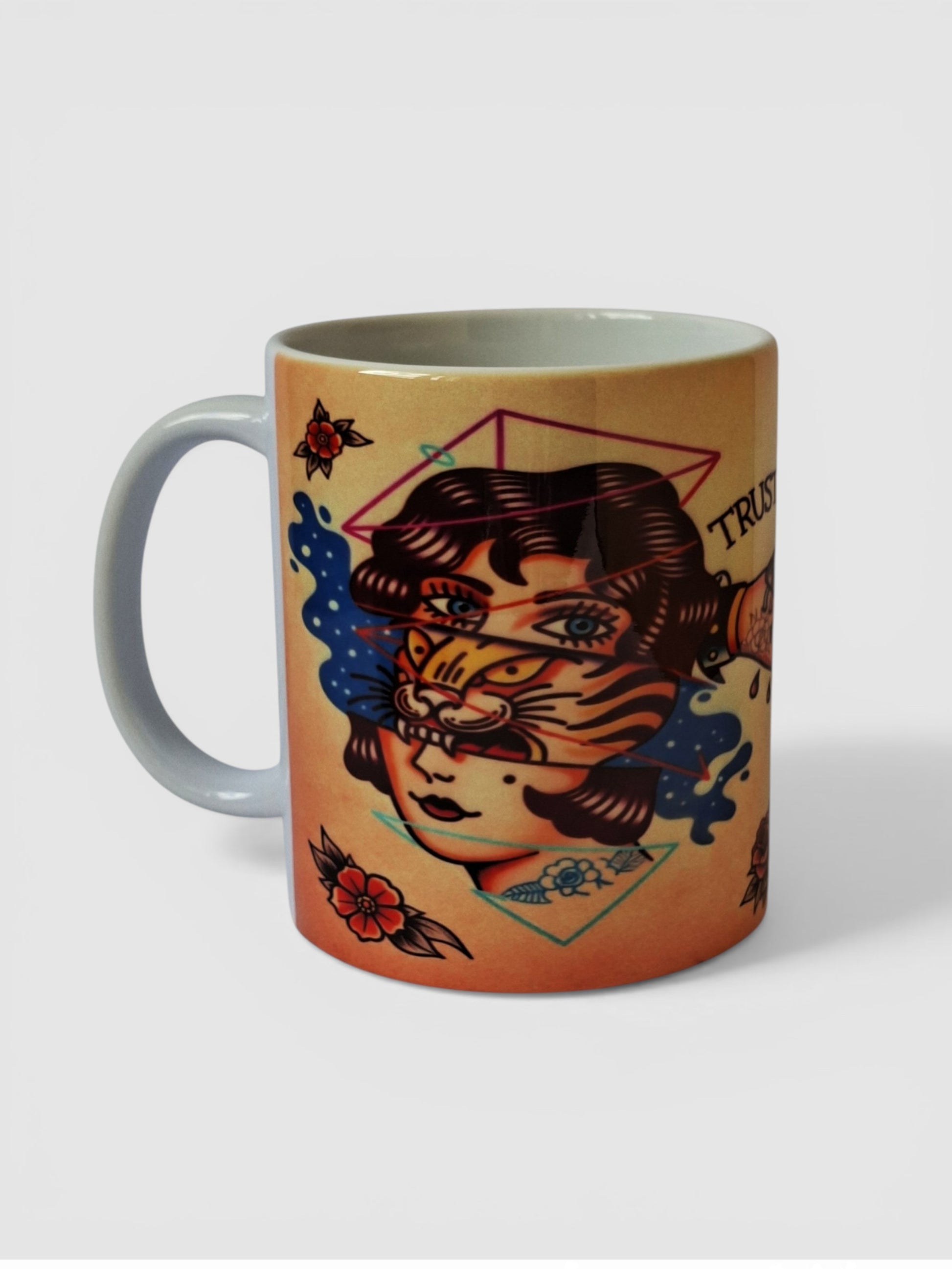 Taza artística tattoo old school con diseño exclusivo de gato, manos y serpiente