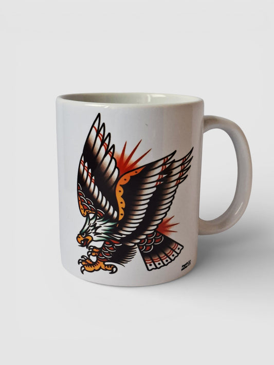 Taza de cerámica con águila old school, ideal para amantes del tatuaje estilo tradicional.