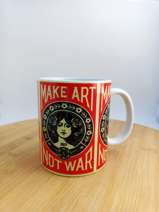 Taza original con ilustración old school Make Art Not War, ideal para artistas y amantes del tattoo.