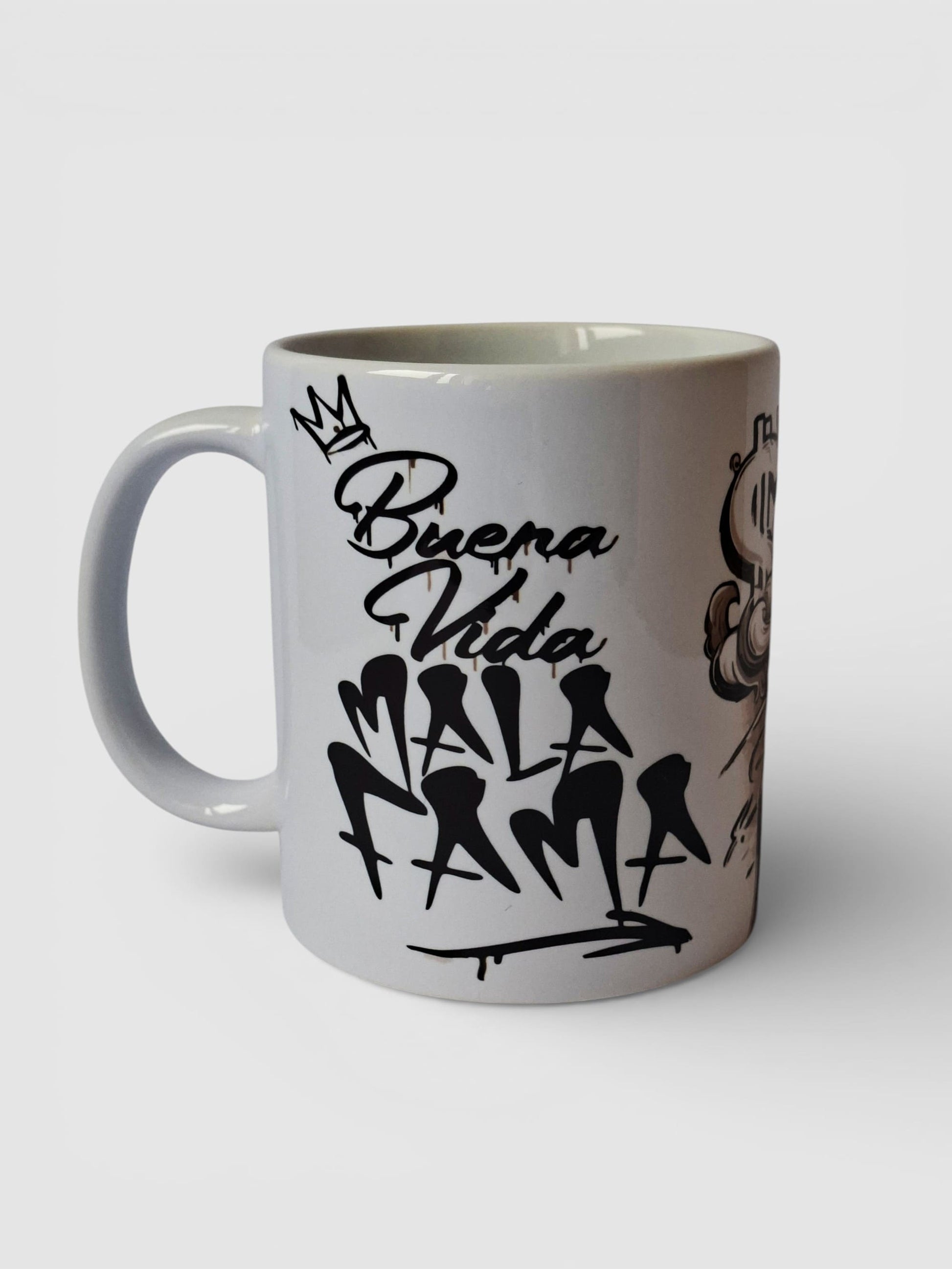 Taza chicana con frase "Buena Vida Mala Fama" estilo tatuaje.