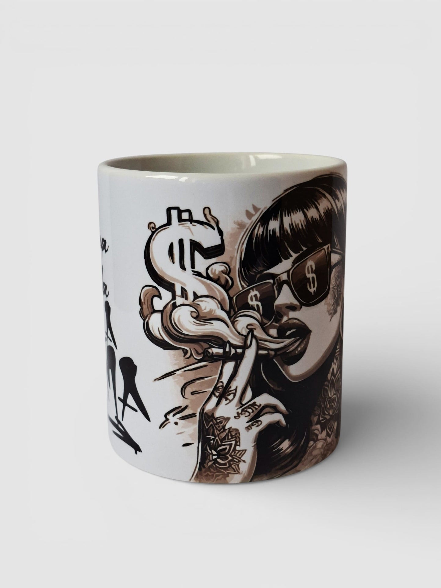 Taza Buena Vida Mala Fama, simbolo del dollar $ y estilo callejero.