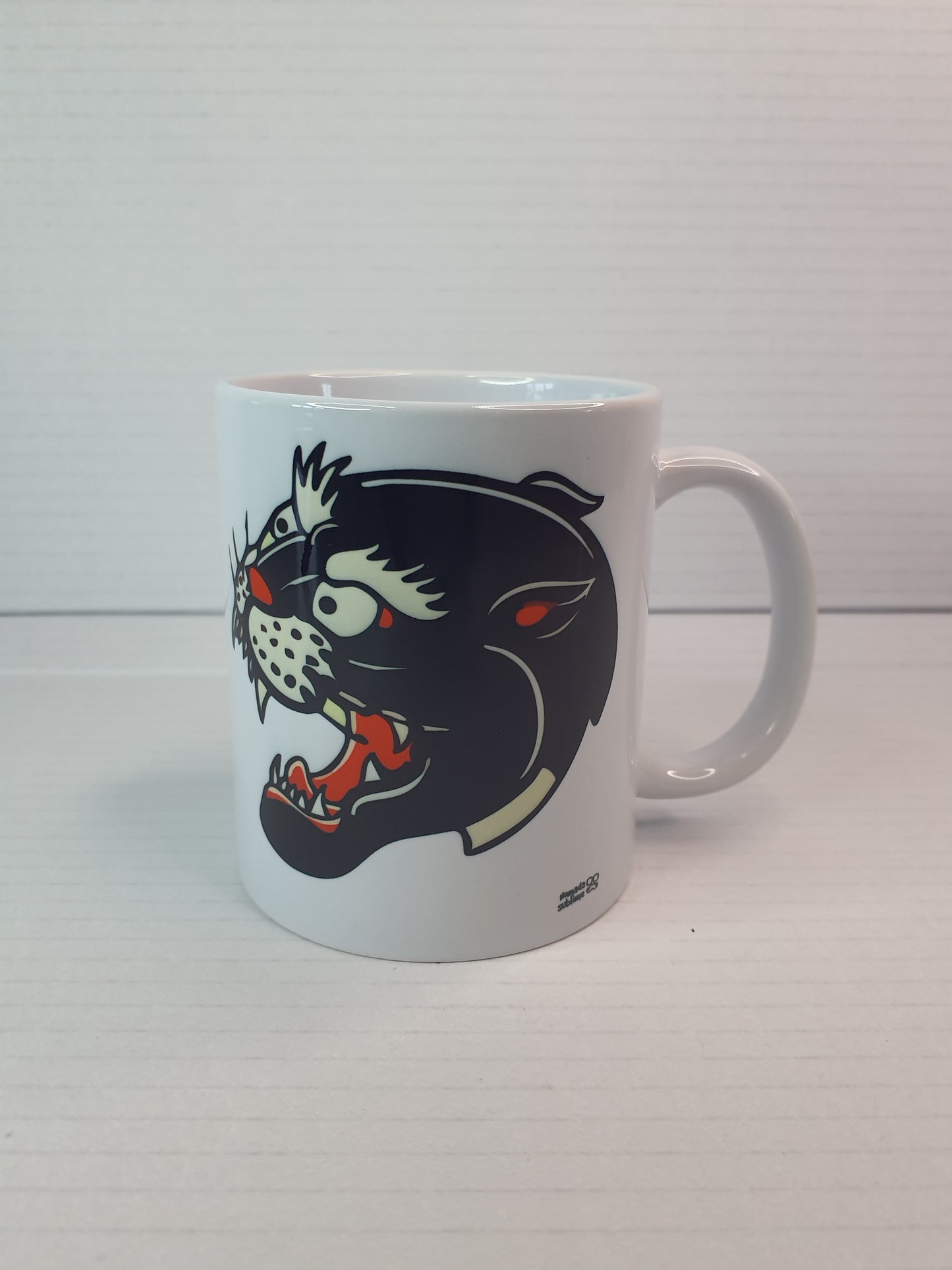 Taza ilustrada pantera tradicional Old School, un regalo tattoo original y con personalidad.