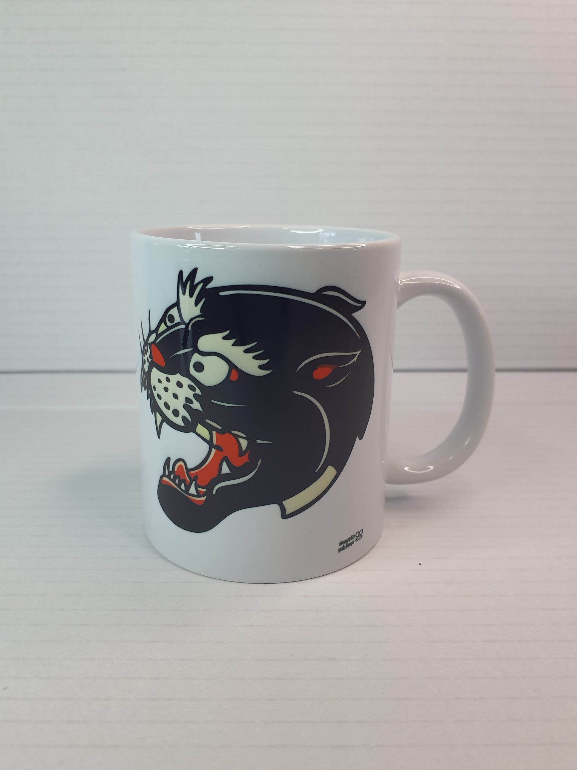 Taza ilustrada pantera tradicional Old School, un regalo tattoo original y con personalidad.