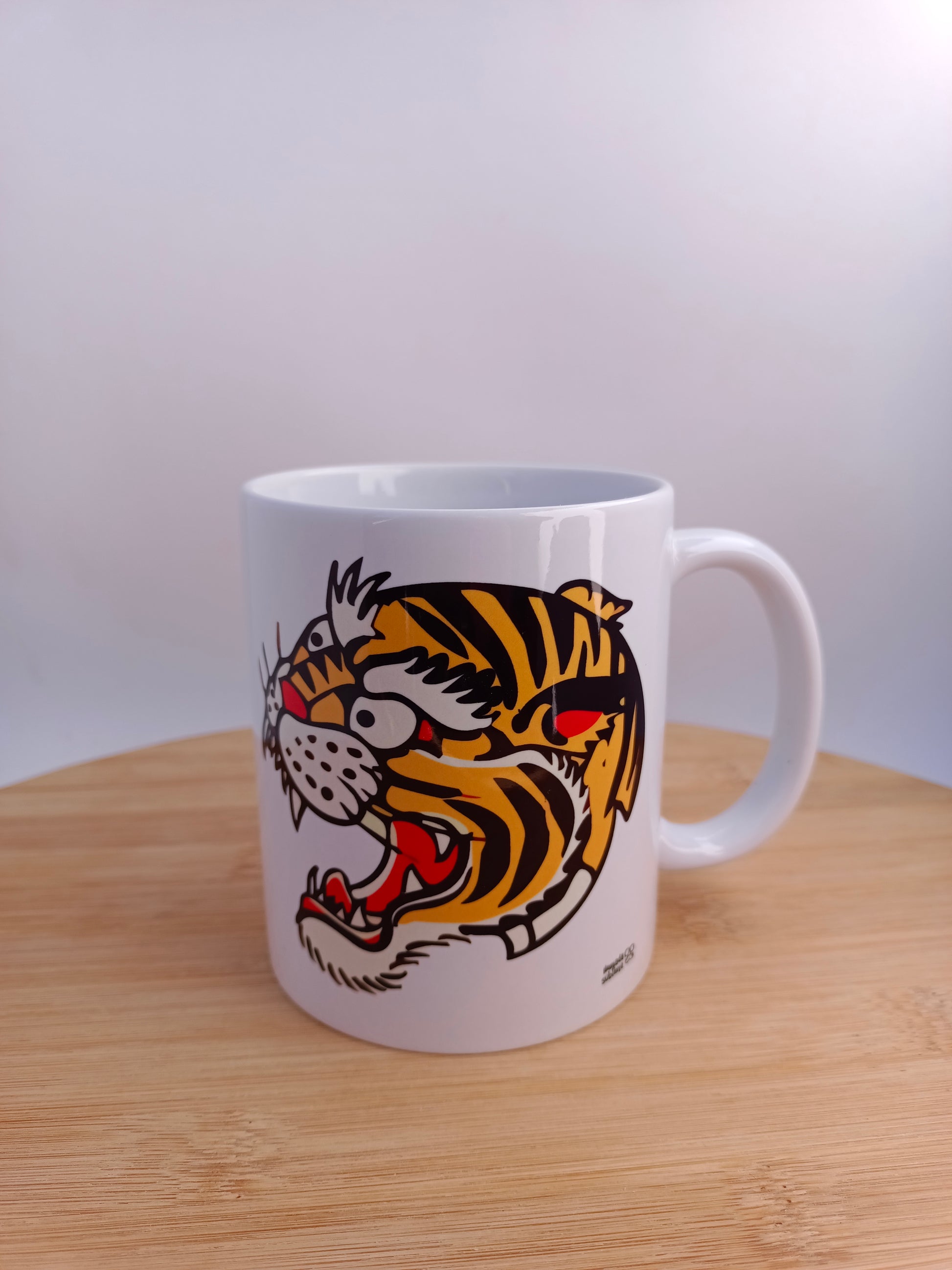 Taza de cerámica con tigre old school, diseño retro inspirado en el tattoo tradicional.