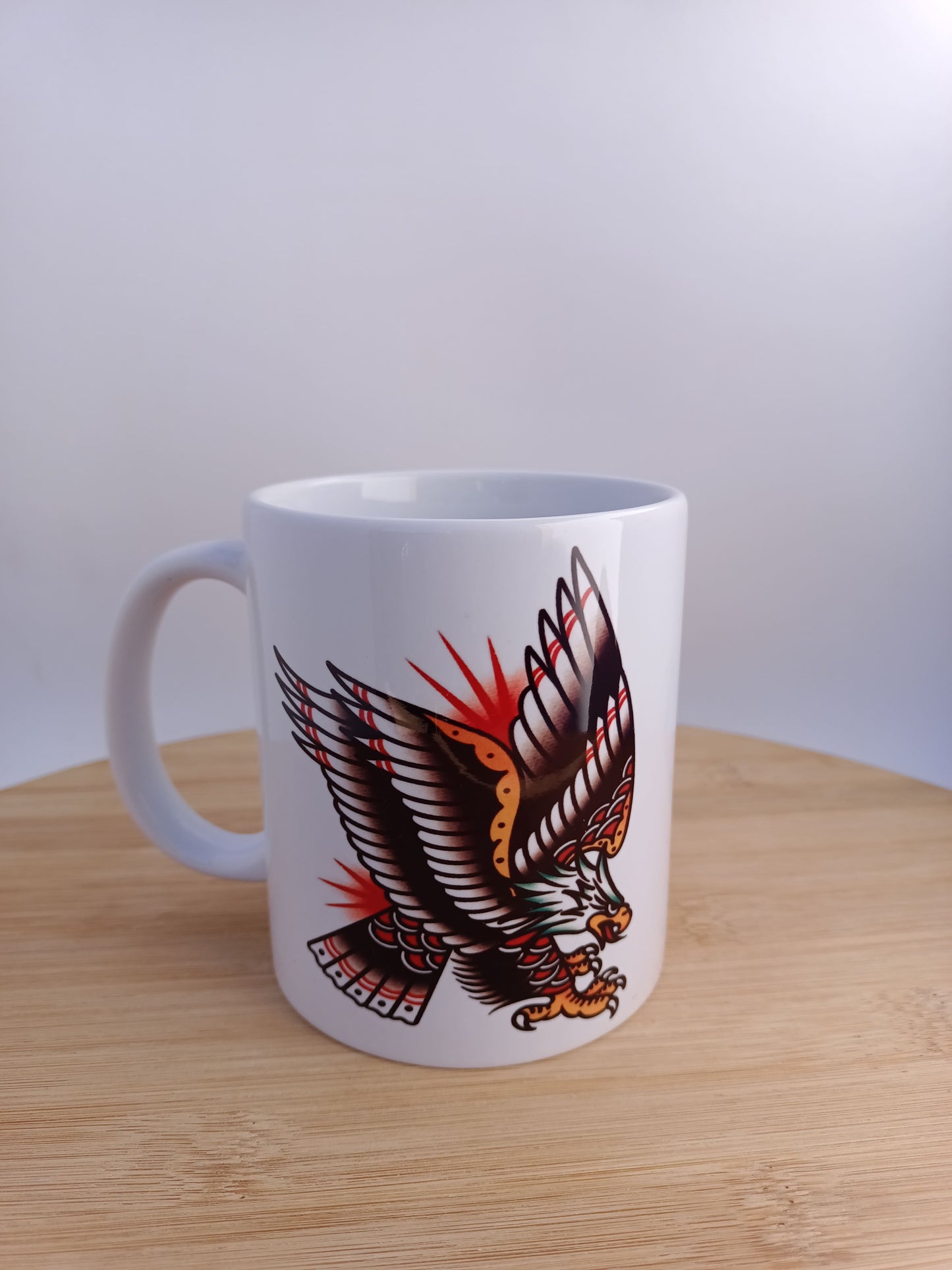 Taza de cerámica con águila old school, ideal para amantes del tatuaje estilo tradicional.