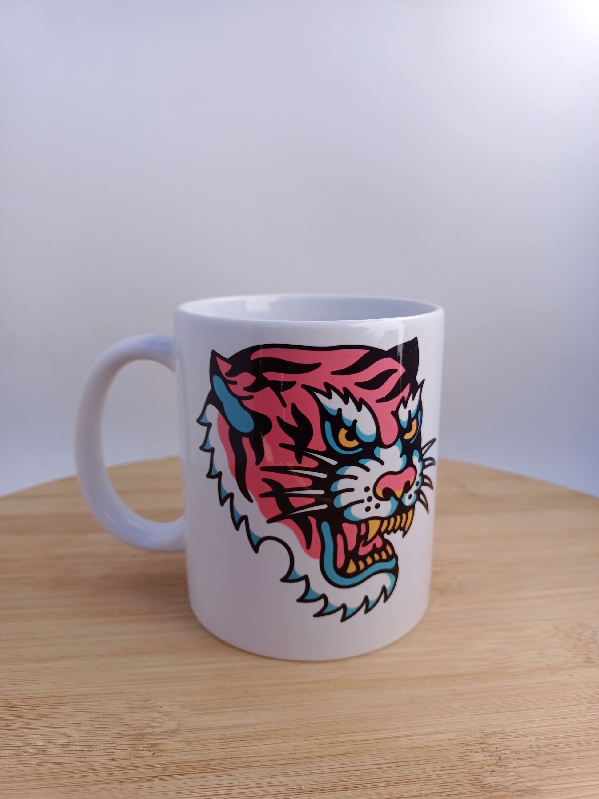 Taza de cerámica con tigre old school en tonos rosados, regalo original para fans del tatuaje clásico.