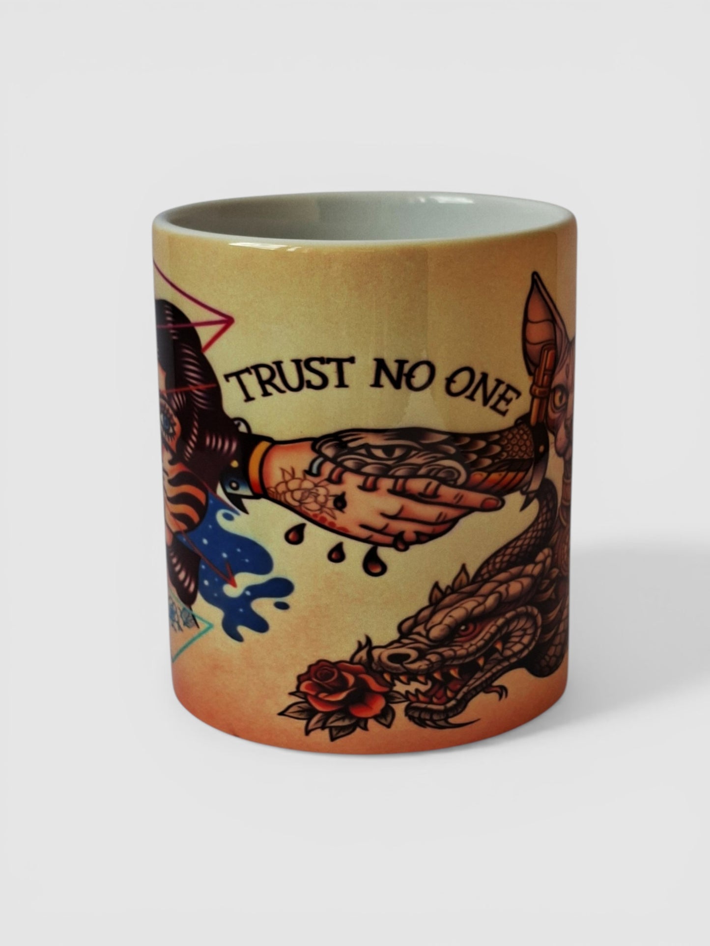 Taza estilo tatuaje tradicional con ilustración old school y mensaje Trust No One