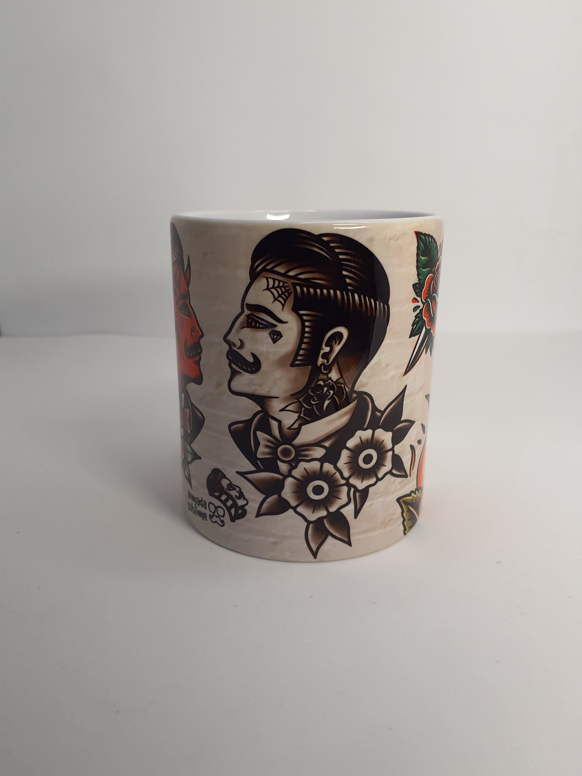 Detalle del diseño de diablos old school en taza de cerámica, impresión nítida y colores intensos.