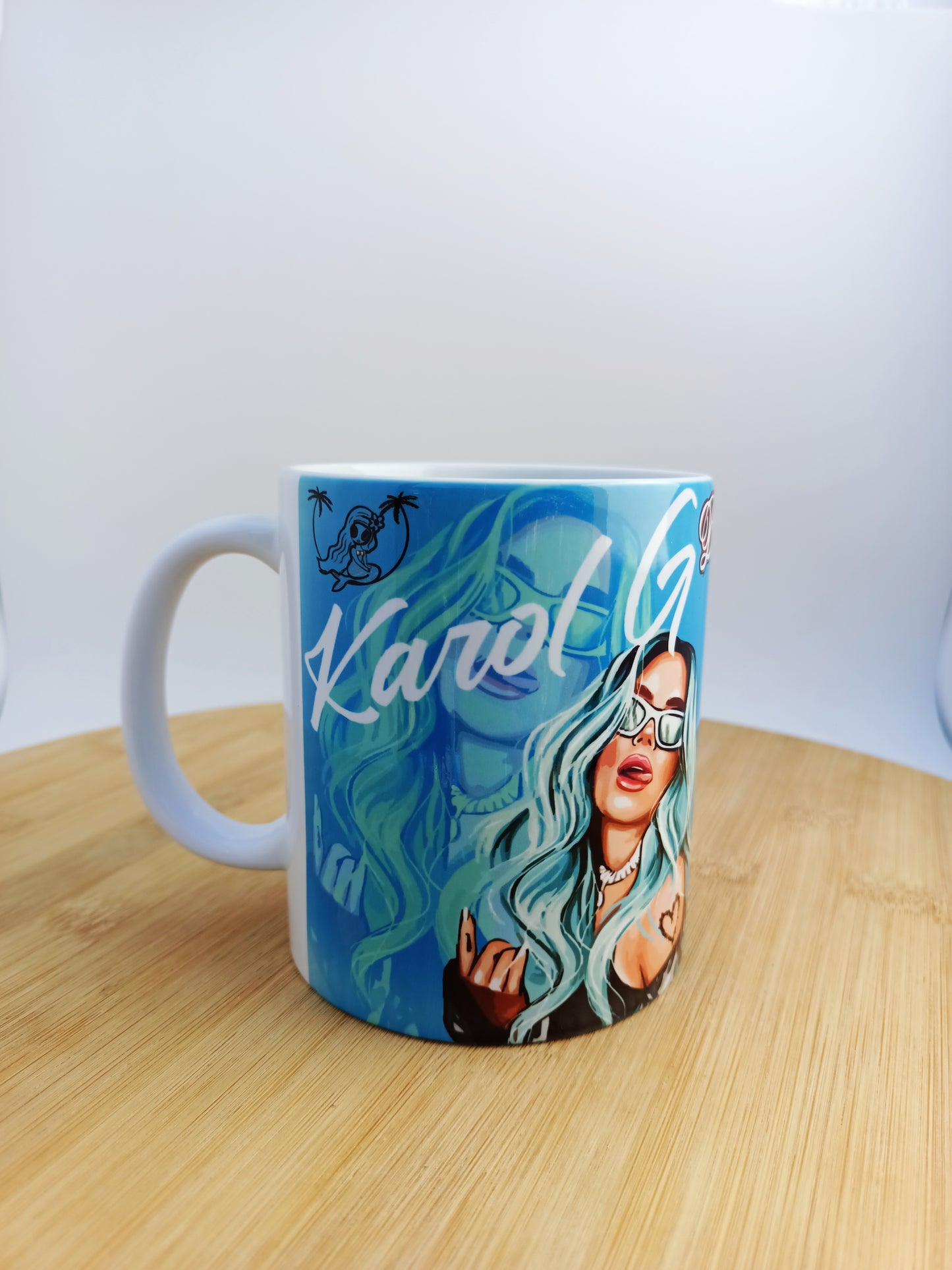 Taza con frase un poco de ruido de la gran cantante del reguetón y música latina.