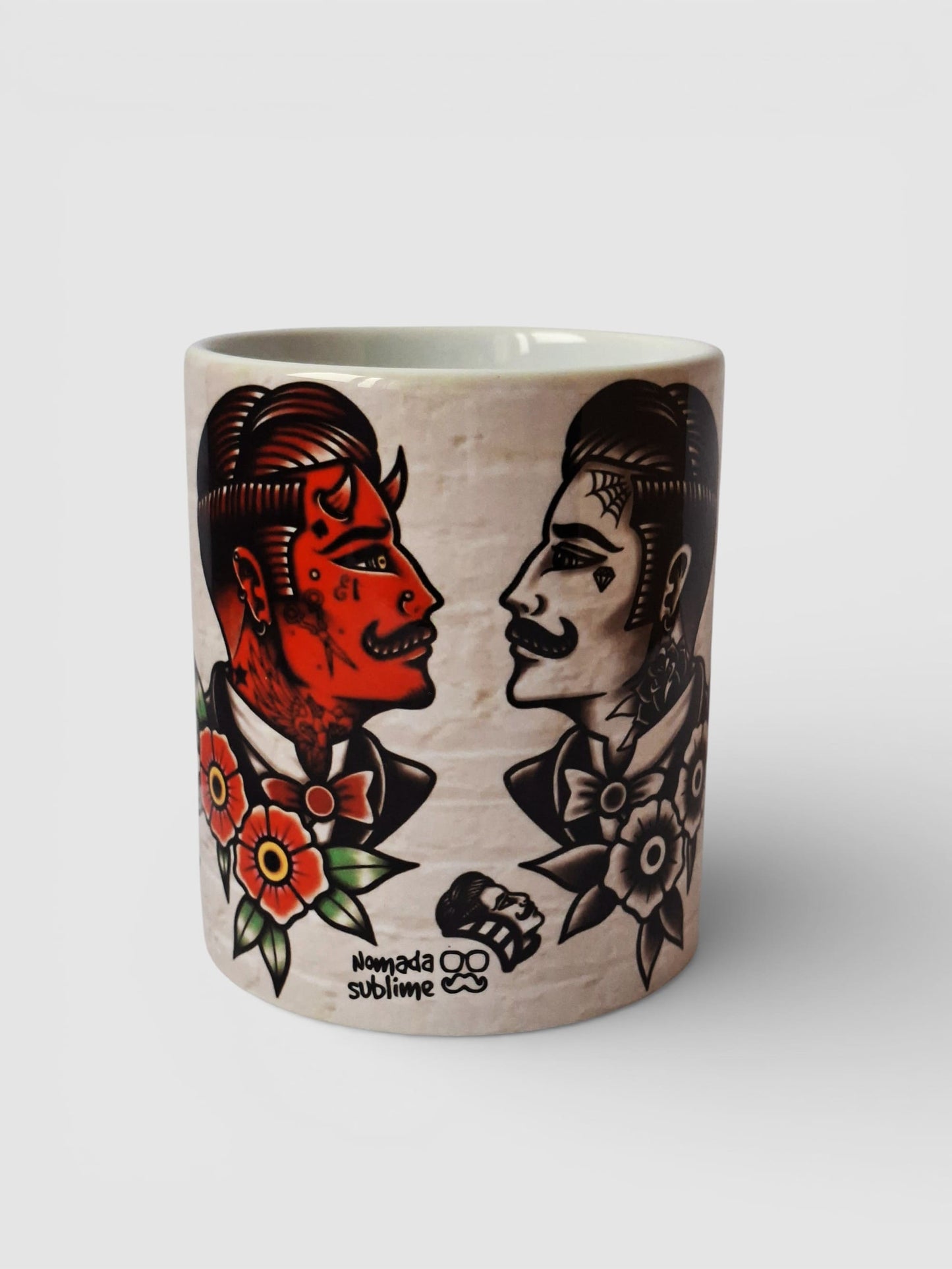 Taza tattoo de cerámica de alta calidad con diseño de diablos old school, colores vibrantes y estilo vintage.