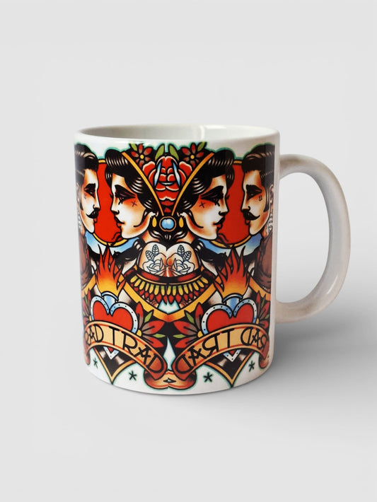 Taza vintage tattoo tradicional, resistente, ideal para coleccionistas y regalos originales.