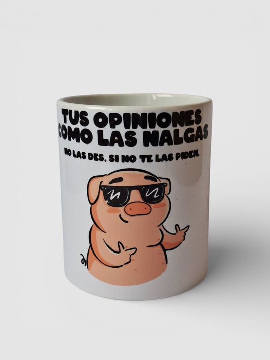 Taza divertida con frase Tus opiniones como las nalgas, si no te las piden no las des. 