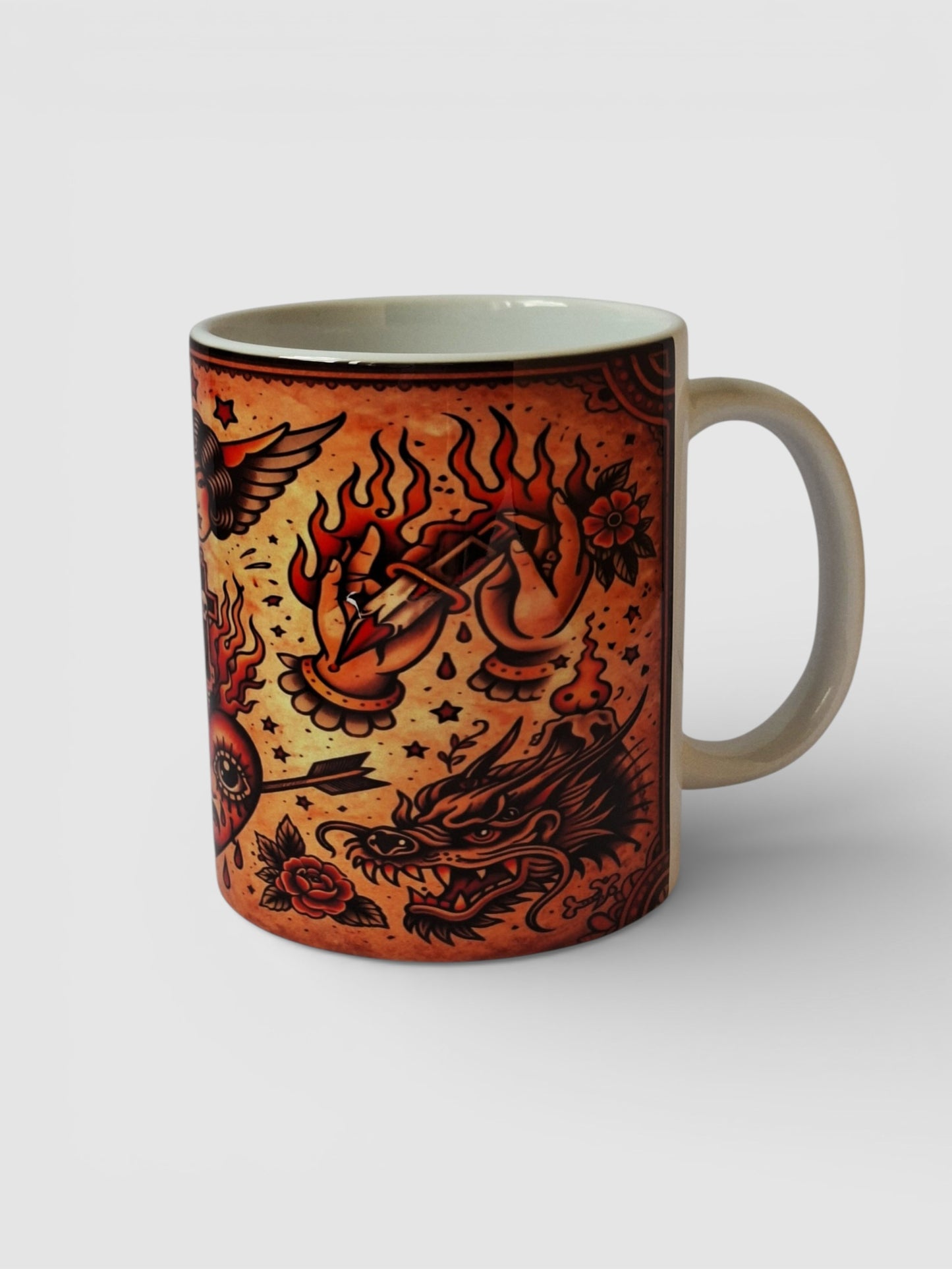 Taza diseño tattoo tradicional con dragón, ángel y rosas fondo vintage.