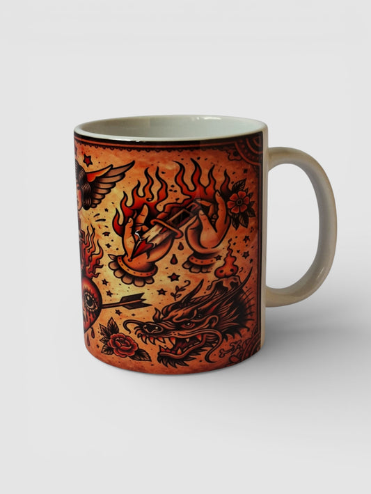 Taza diseño tattoo tradicional con dragón, ángel y rosas fondo vintage.