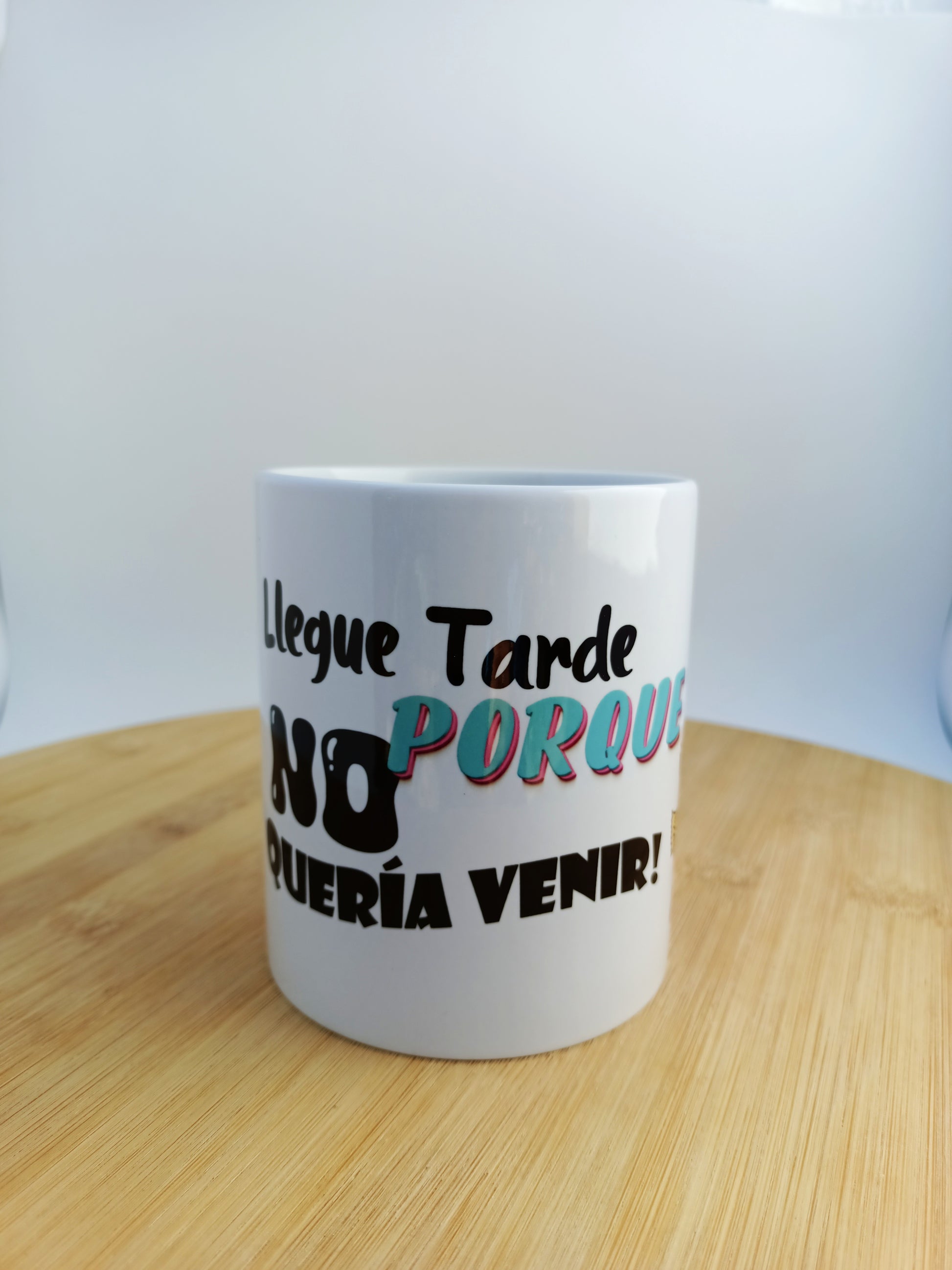 Taza inspirada en Cynthia, caricaturas clásicas de los 90, con frase mítica "Llegue tarde porque no quería venir"