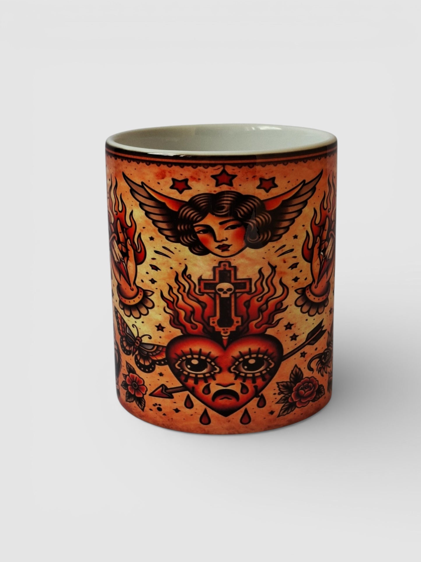 Taza old school tattoo con corazón llorando y daga en llamas estilo tradicional americano.