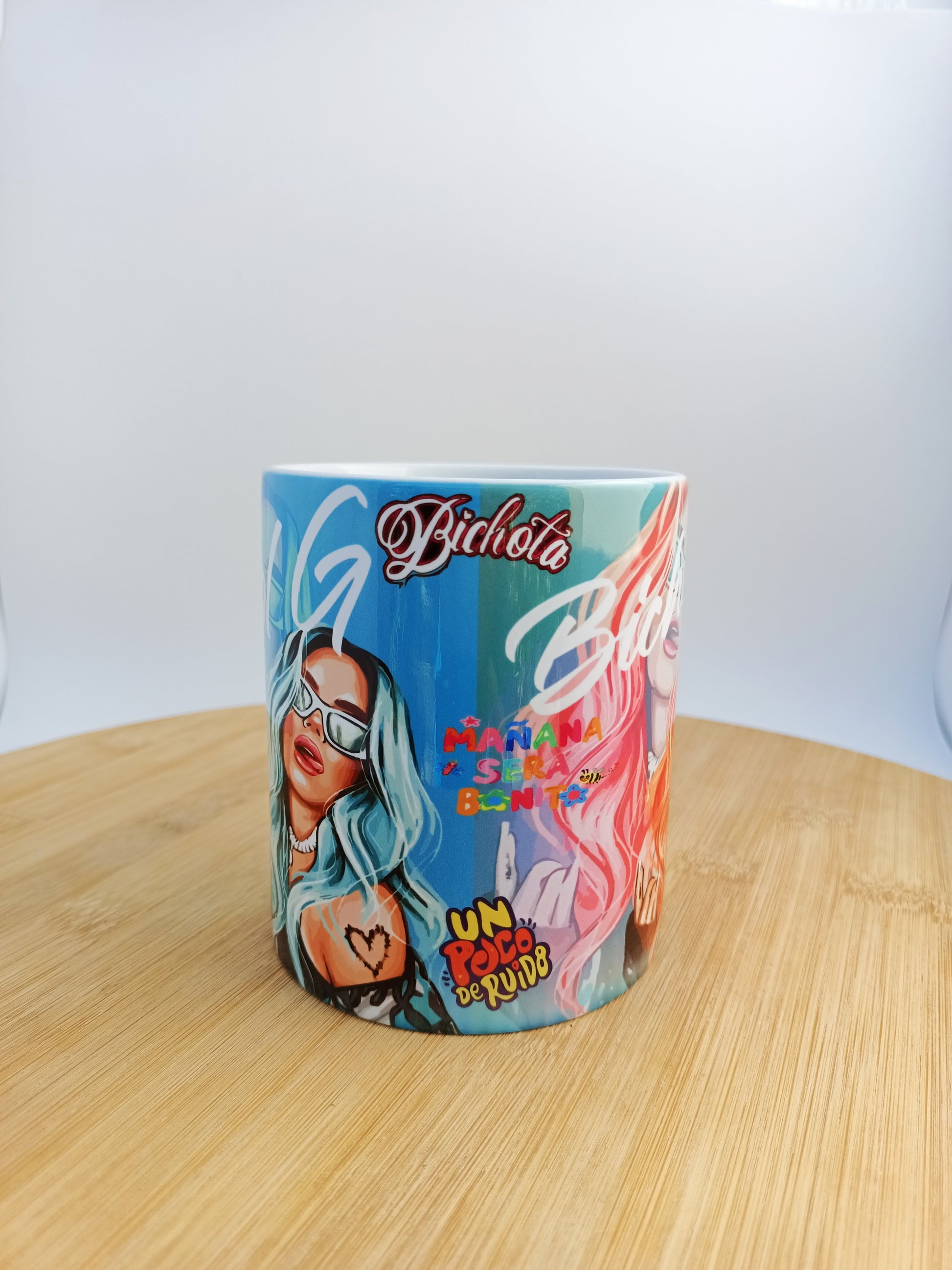 Taza divertida para fans de artistas de reggaetón y pop urbano, con colores llamativos y diseño original