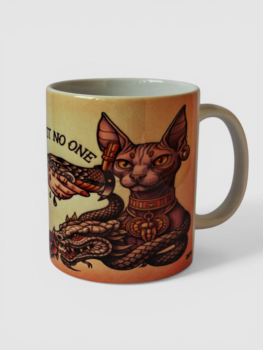 Taza tattoo old school Trust No One con gato esfinge y serpiente diseño tradicional.