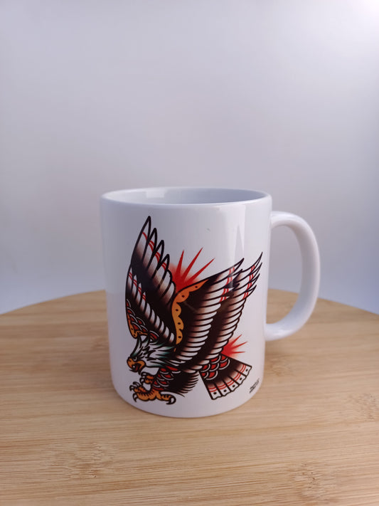 Taza con diseño de águila tradicional old school, ilustración clásica estilo tattoo.