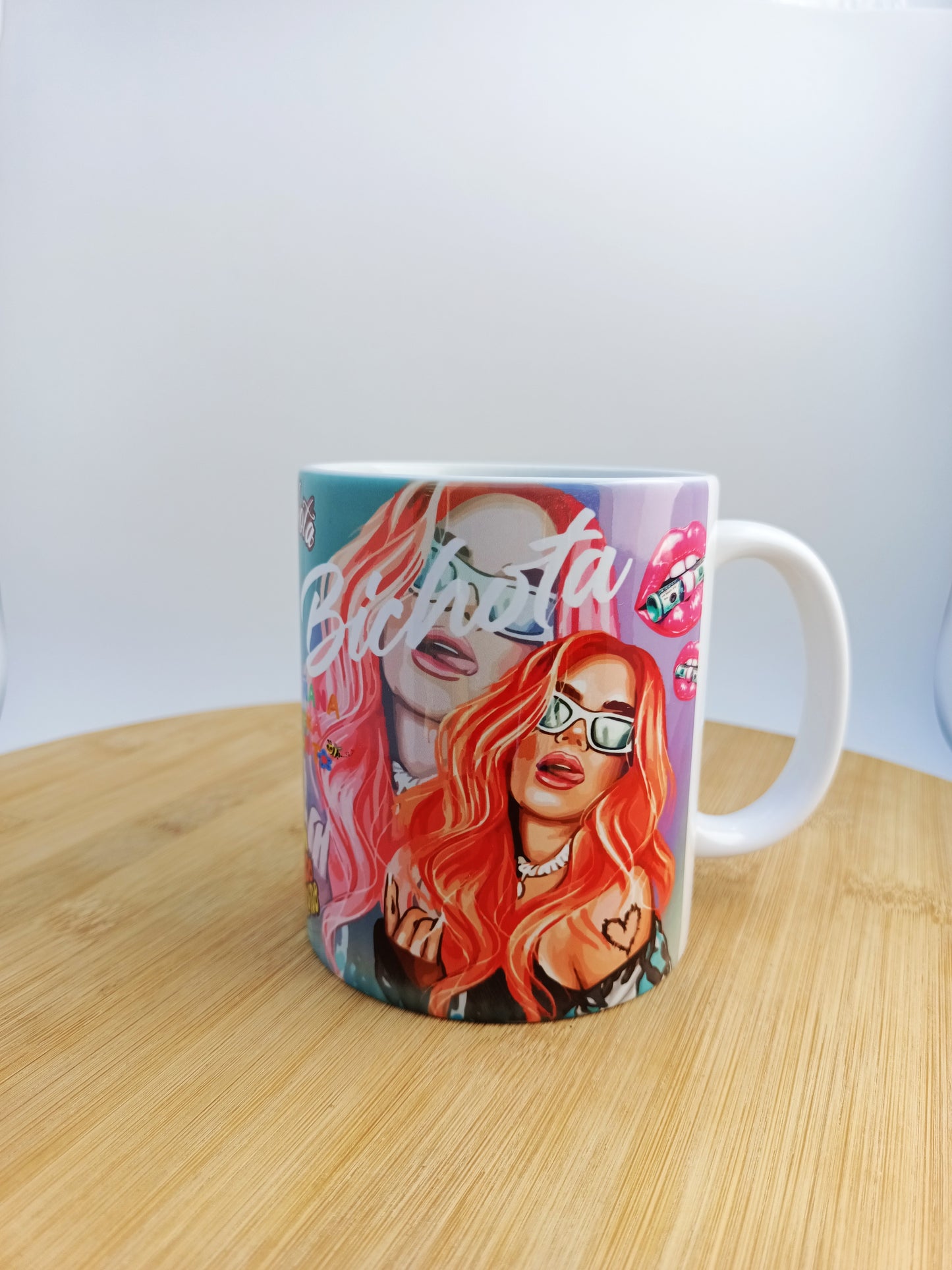 Taza estilo urbano femenino con diseño vibrante y moderno, inspirada en música latina/reggaetón