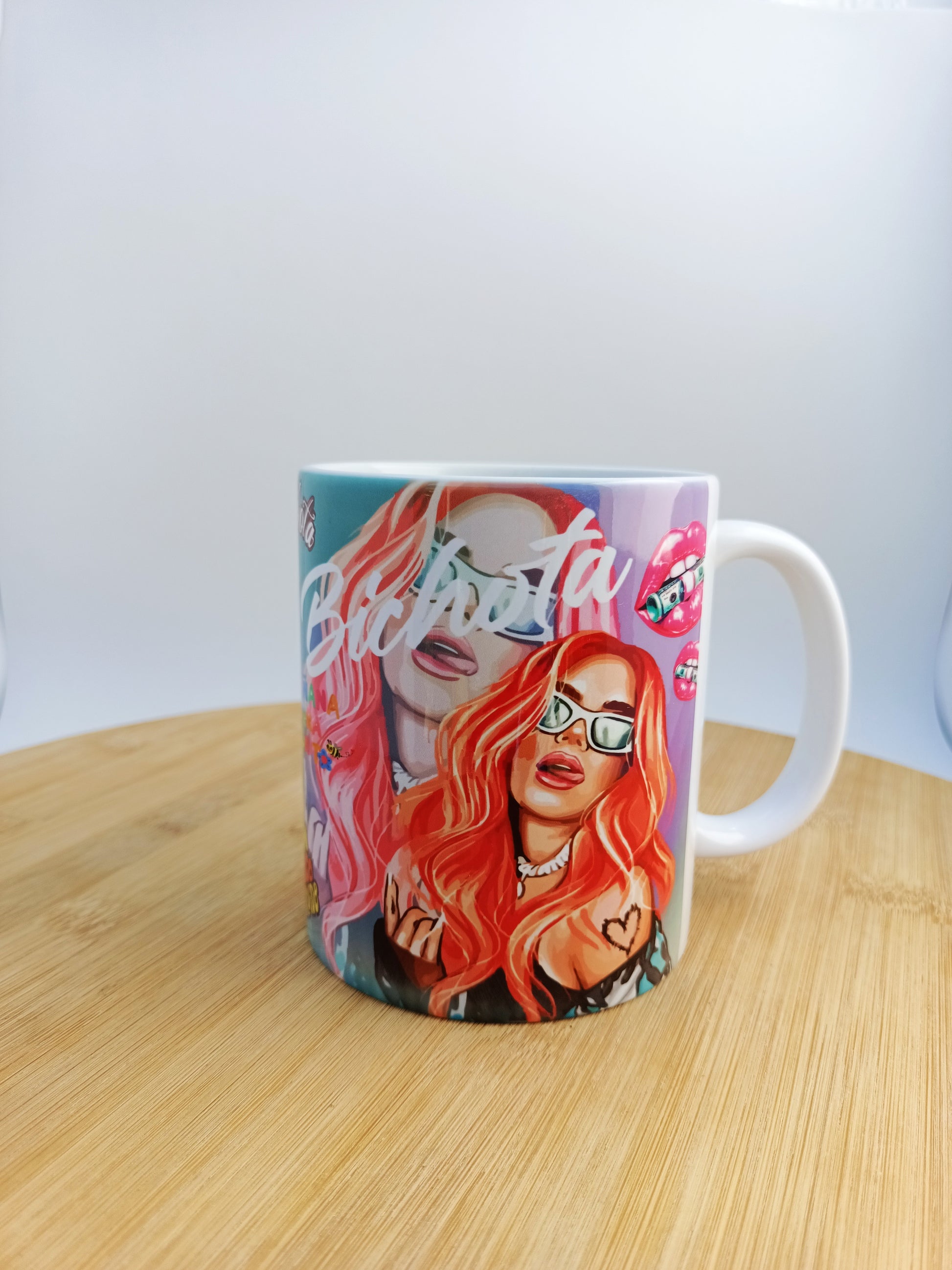 Taza estilo urbano femenino con diseño vibrante y moderno, inspirada en música latina/reggaetón