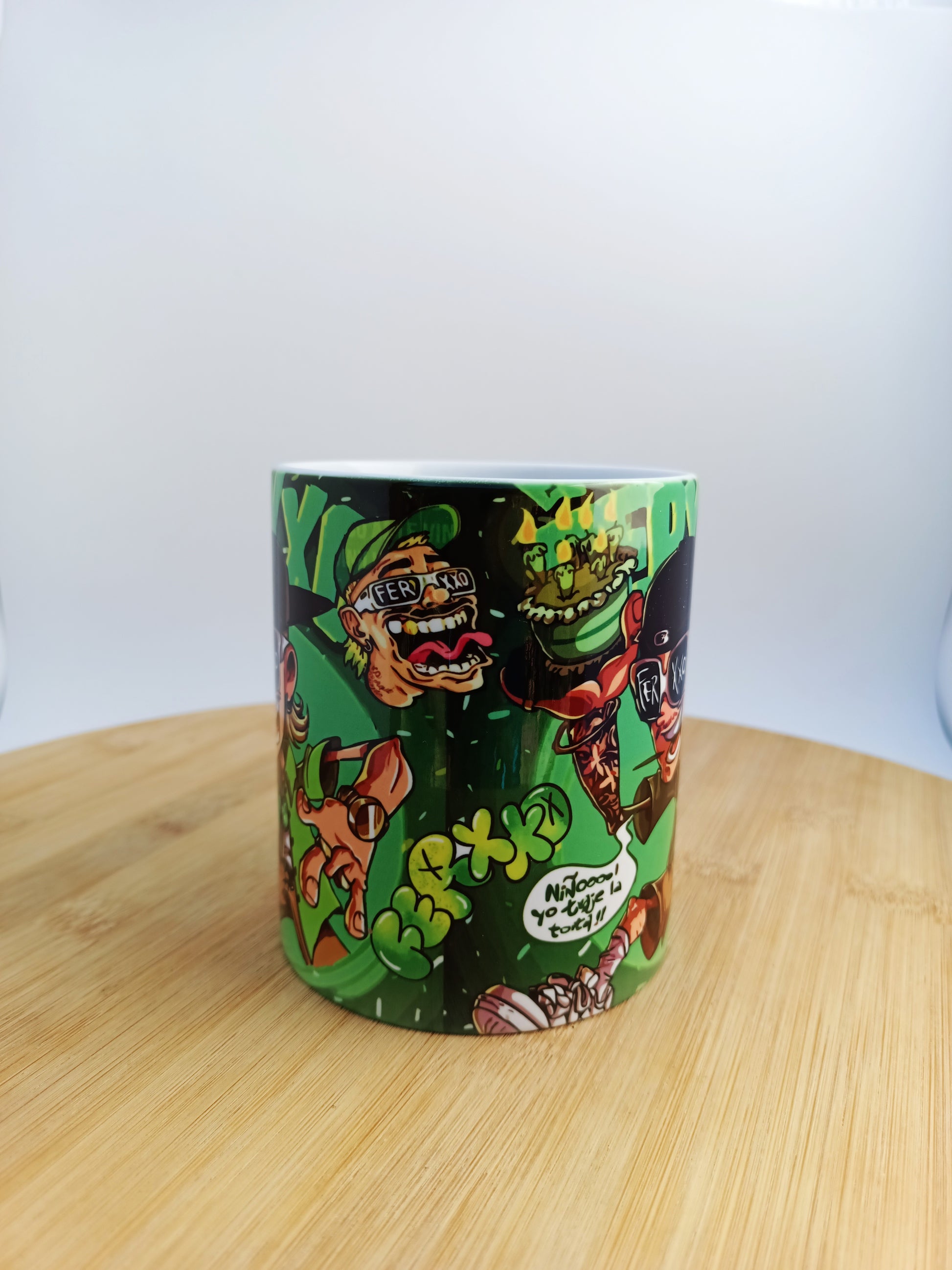 Taza "niñoo yo traje la toca" con diseño cartoon reguetón latino, inspirada en uno de los mejores cantantes de reguetón.