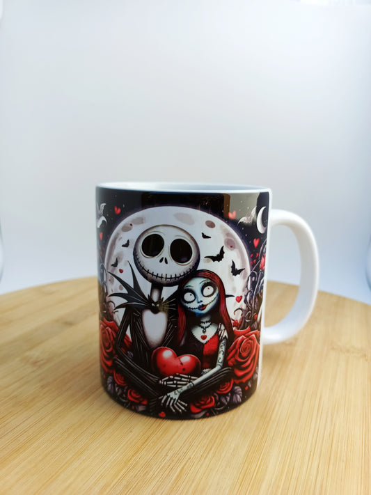 Taza con diseño de pareja esquelética en noche invernal de pesadilla.