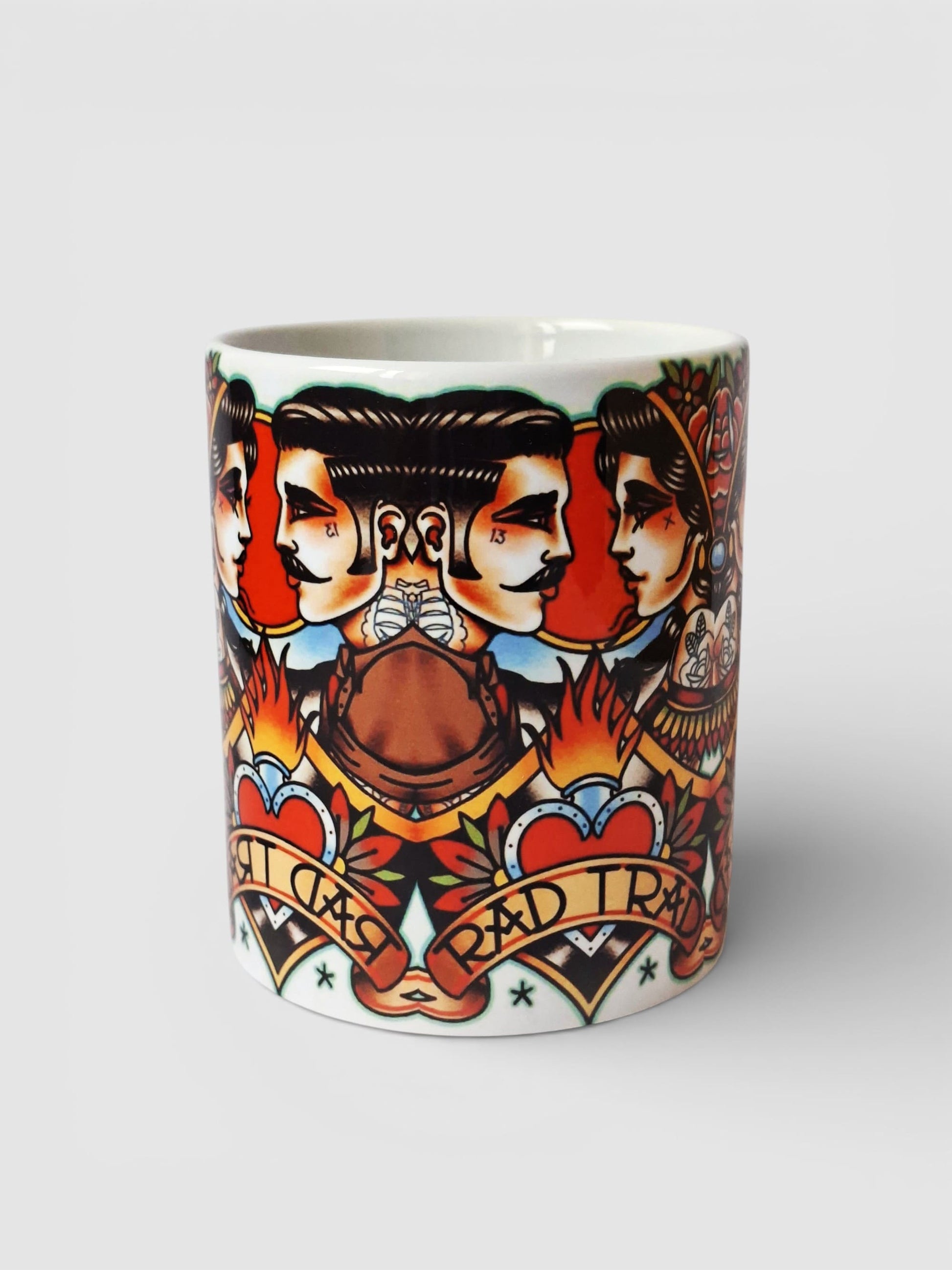 Taza premium de cerámica estilo tattoo old school con diseño tradicional americano de doble perfil, corazones y llamas.