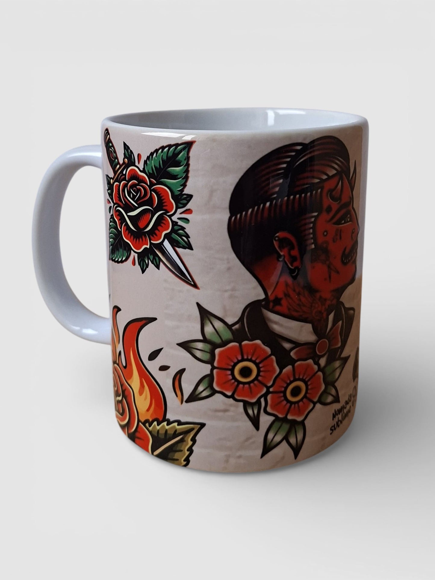 Taza con diseño tradicional diablo rojo old school tattoo.