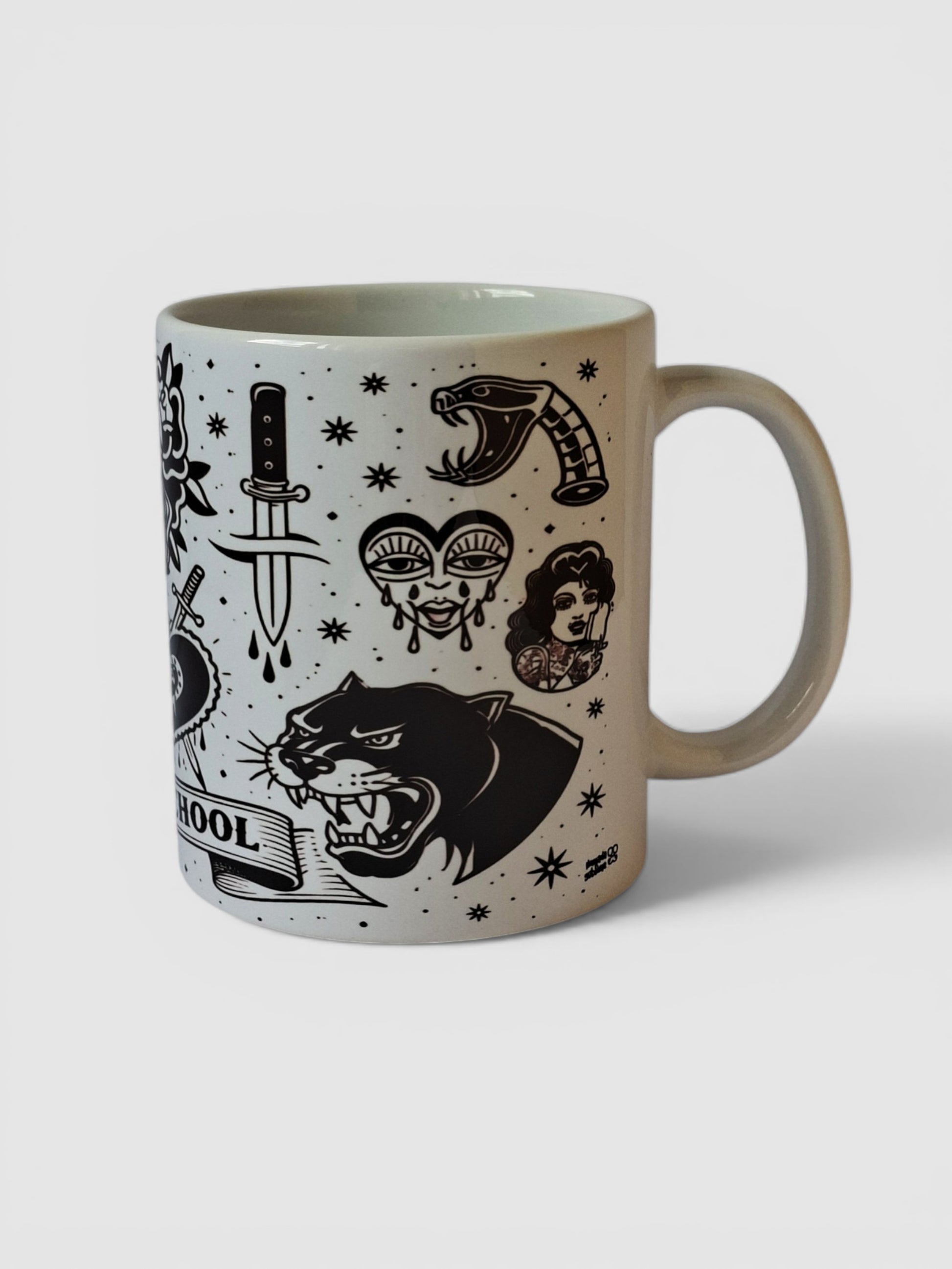 Taza tattoo old school monocromática con corazón, dagas y mujer estilo clásico tradicional.