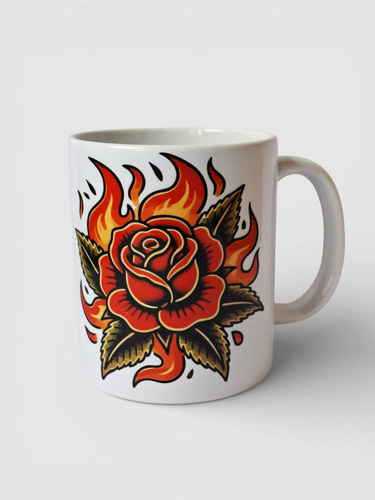 Taza personalizada con rosa ardiente estilo old school, ilustración de tatuaje clásico perfecta para regalar.