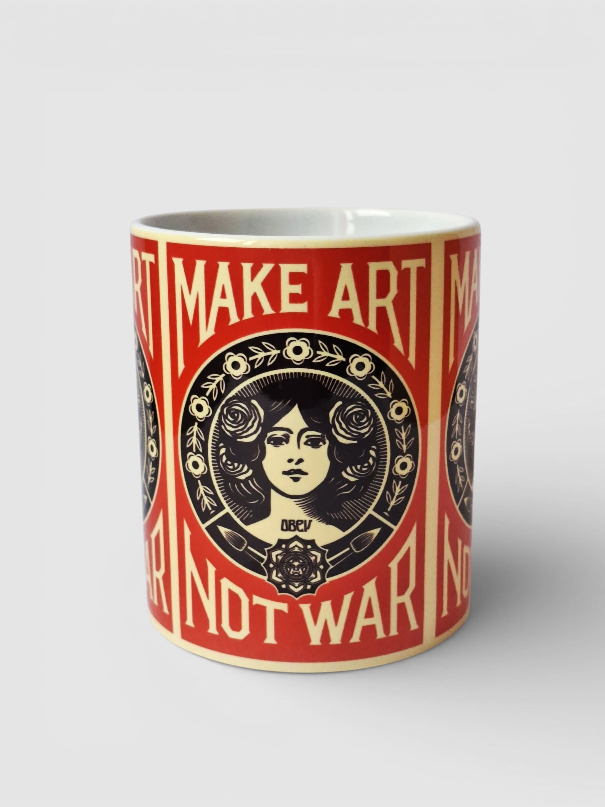 Detalle del diseño Make Art Not War con tipografía vintage y colores clásicos del tattoo old school, impreso en taza de cerámica