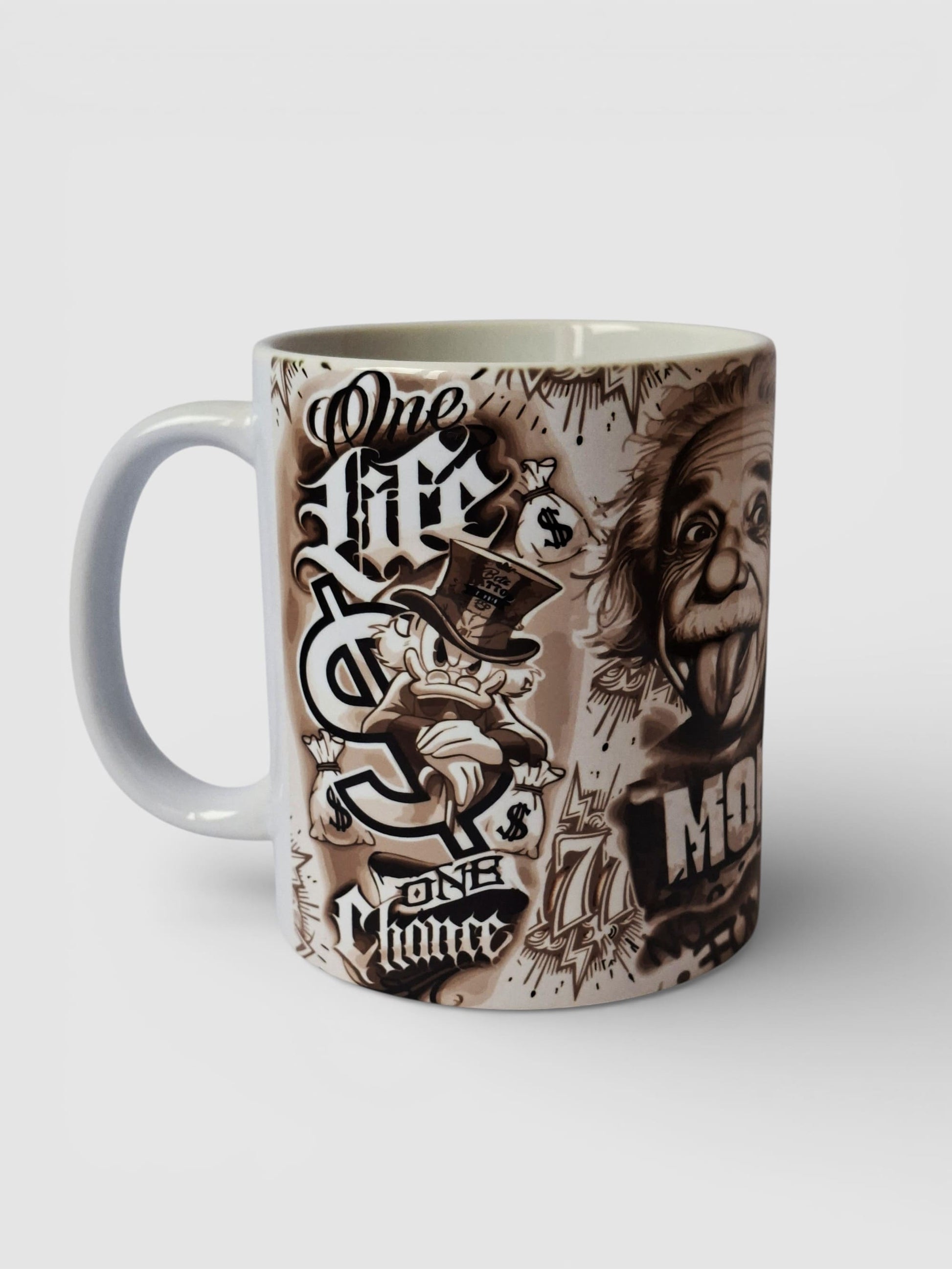 Taza Tattoo – Tio Gilito & Einstein One Life One Chance en blanco & negro, no money.