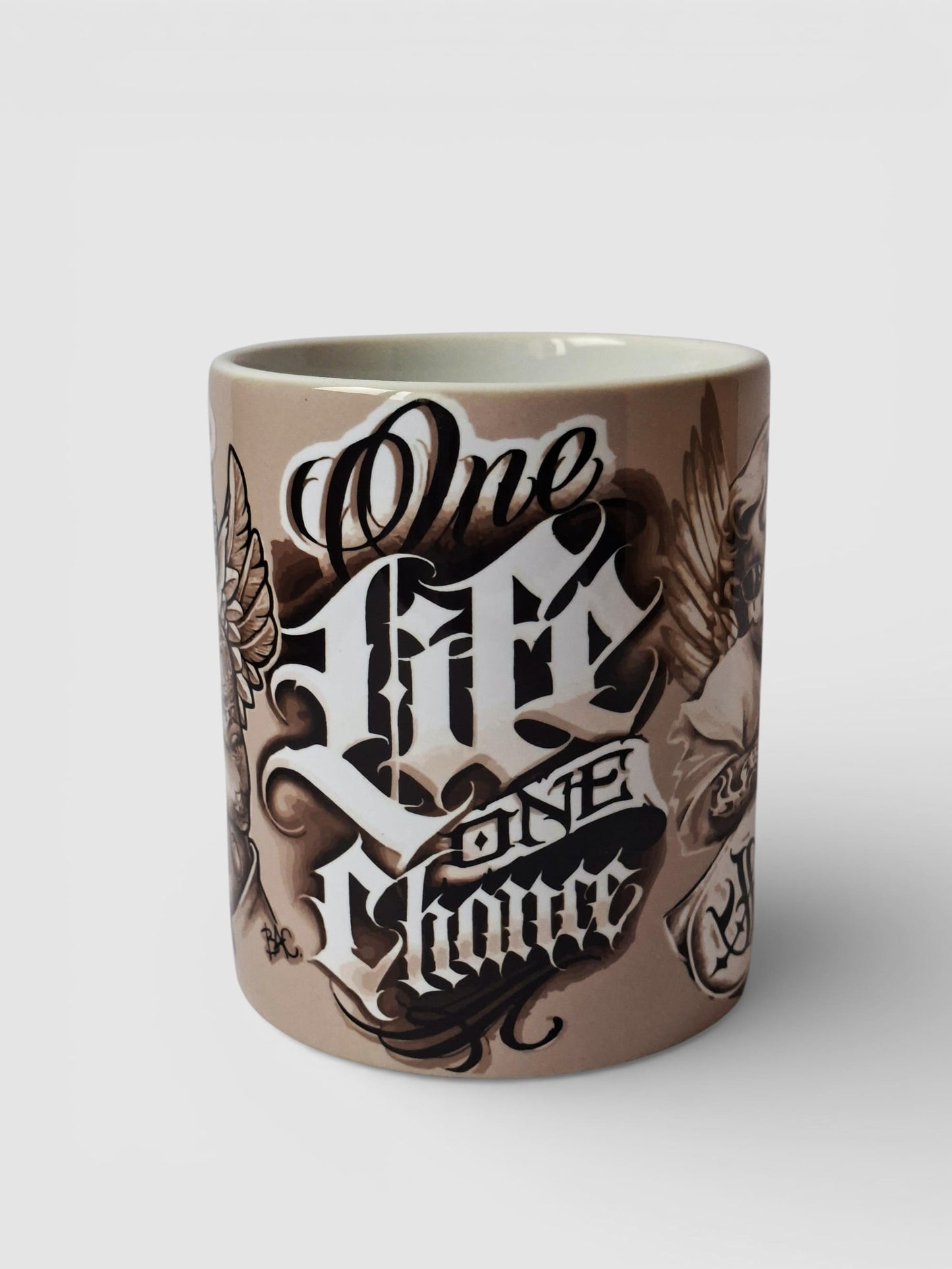 Taza tatuaje cerámica de alta calidad con estampado tattoo chicano One Life One Chance.