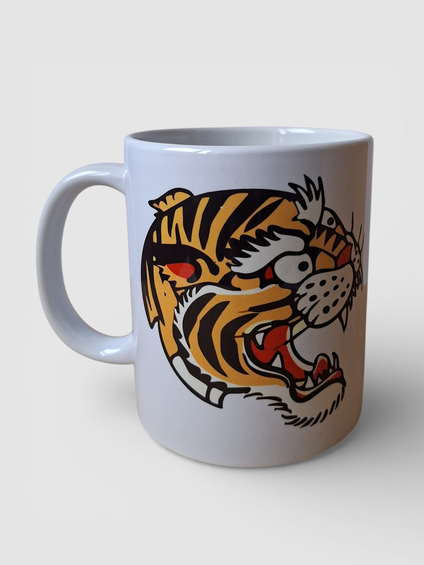 Taza con tigre tradicional estilo old school, ilustración clásica de tatuaje vintage en cerámica.