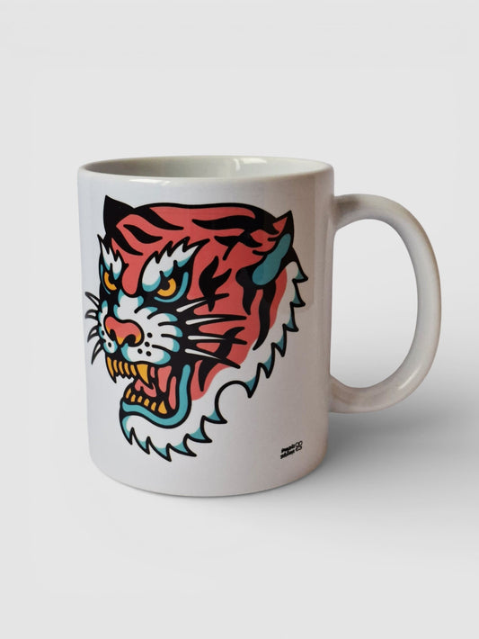 Taza con diseño de tigre rosa estilo tattoo old school, ilustración vintage para amantes del arte tradicional.